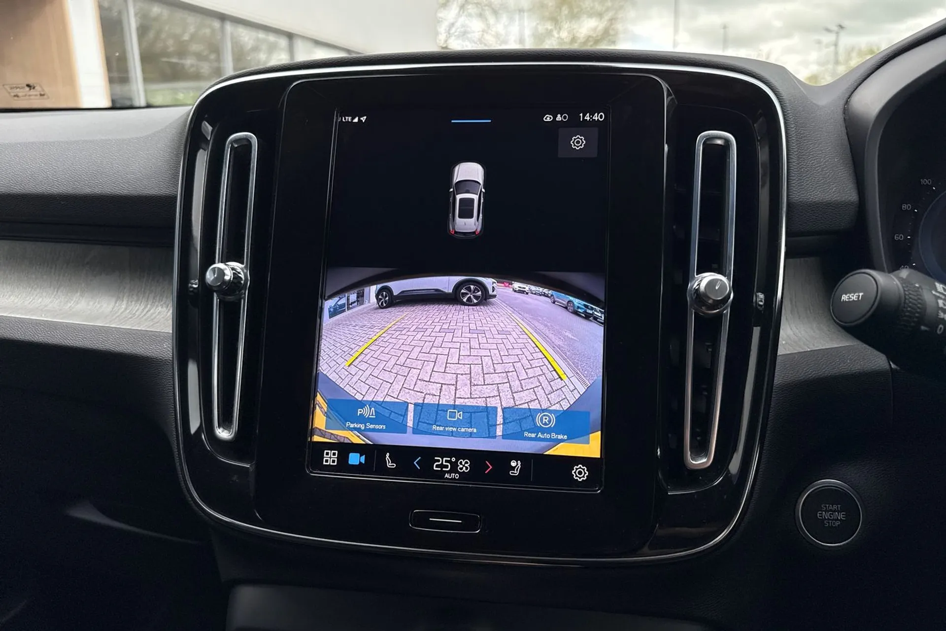 Volvo XC40 thumbnail image number 4