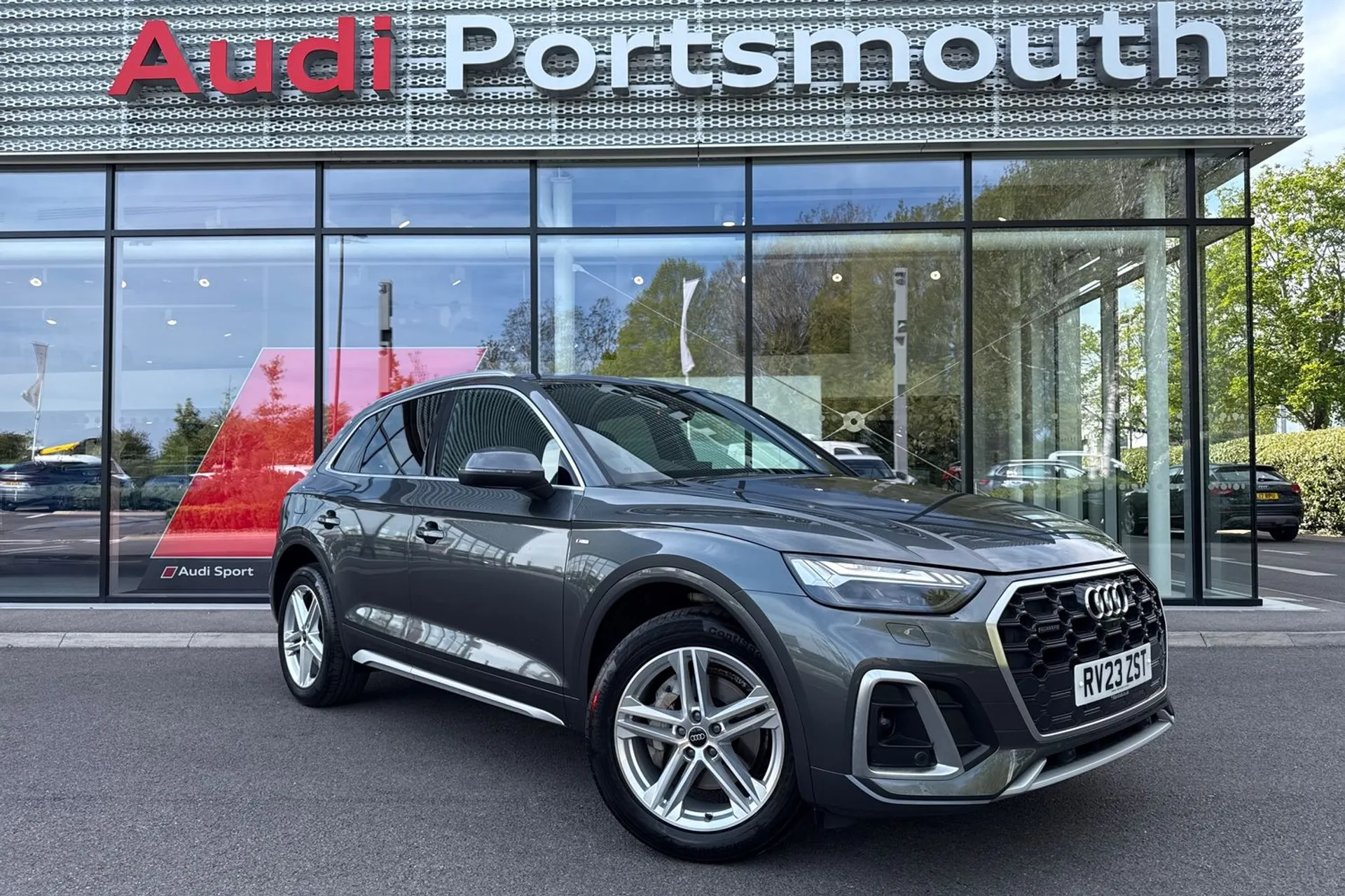 Audi Q5 focused image