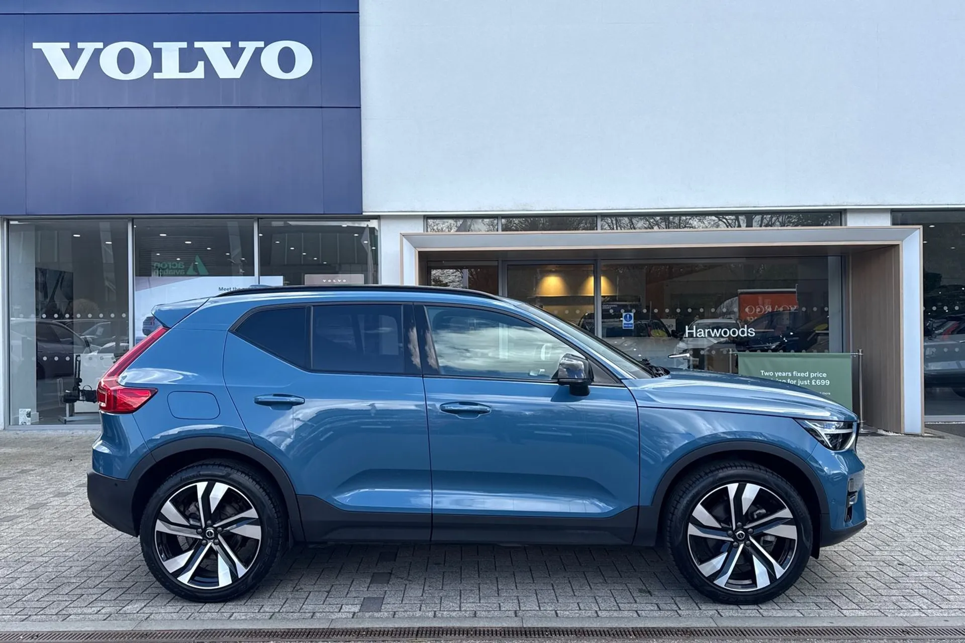 Volvo XC40 thumbnail image number 2