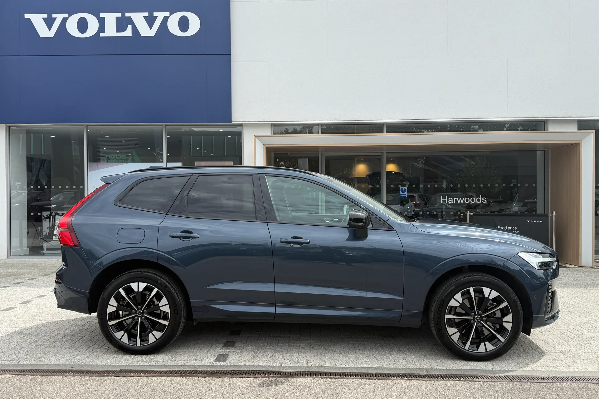 Volvo XC60 thumbnail image number 2