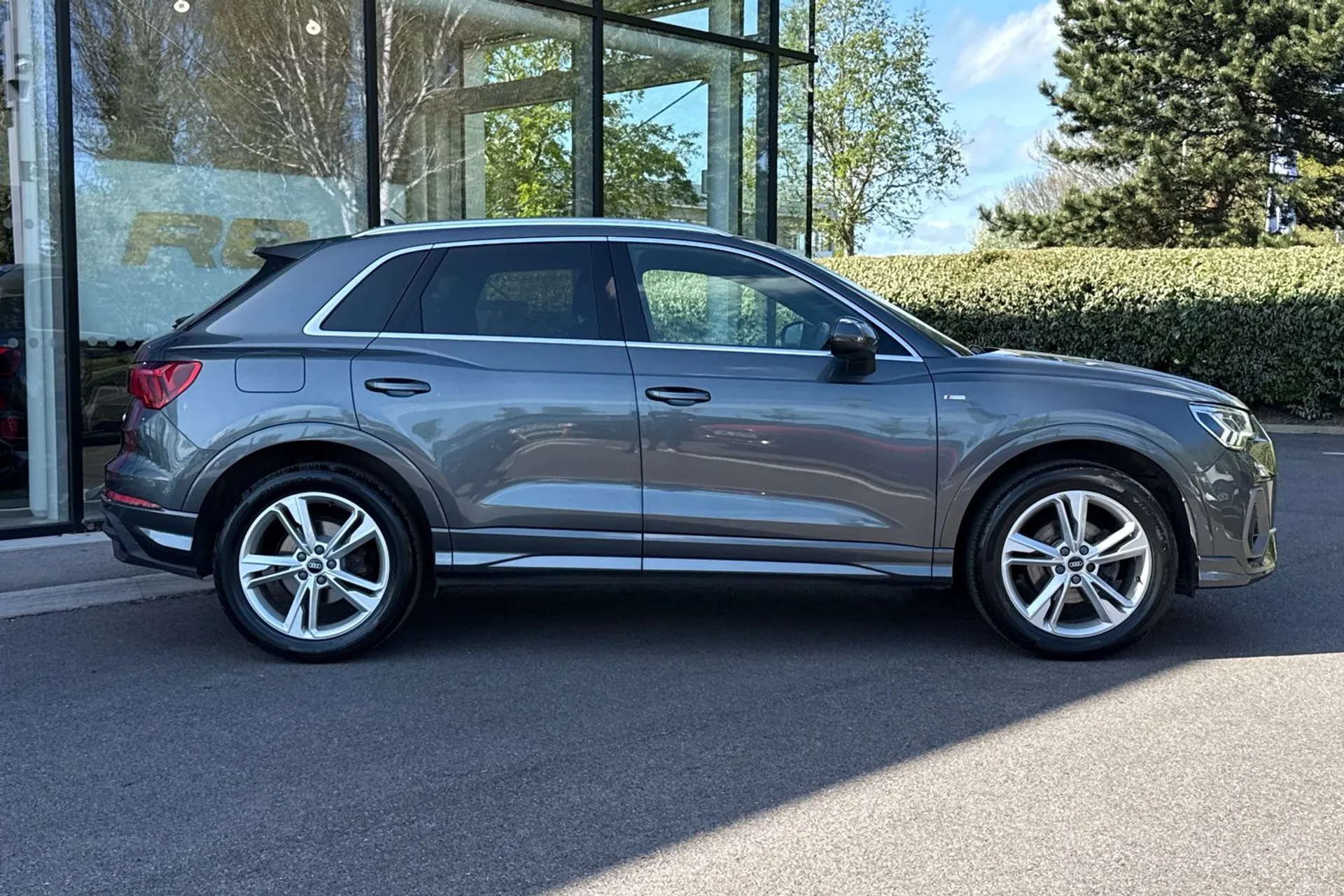Audi Q3 thumbnail image number 2