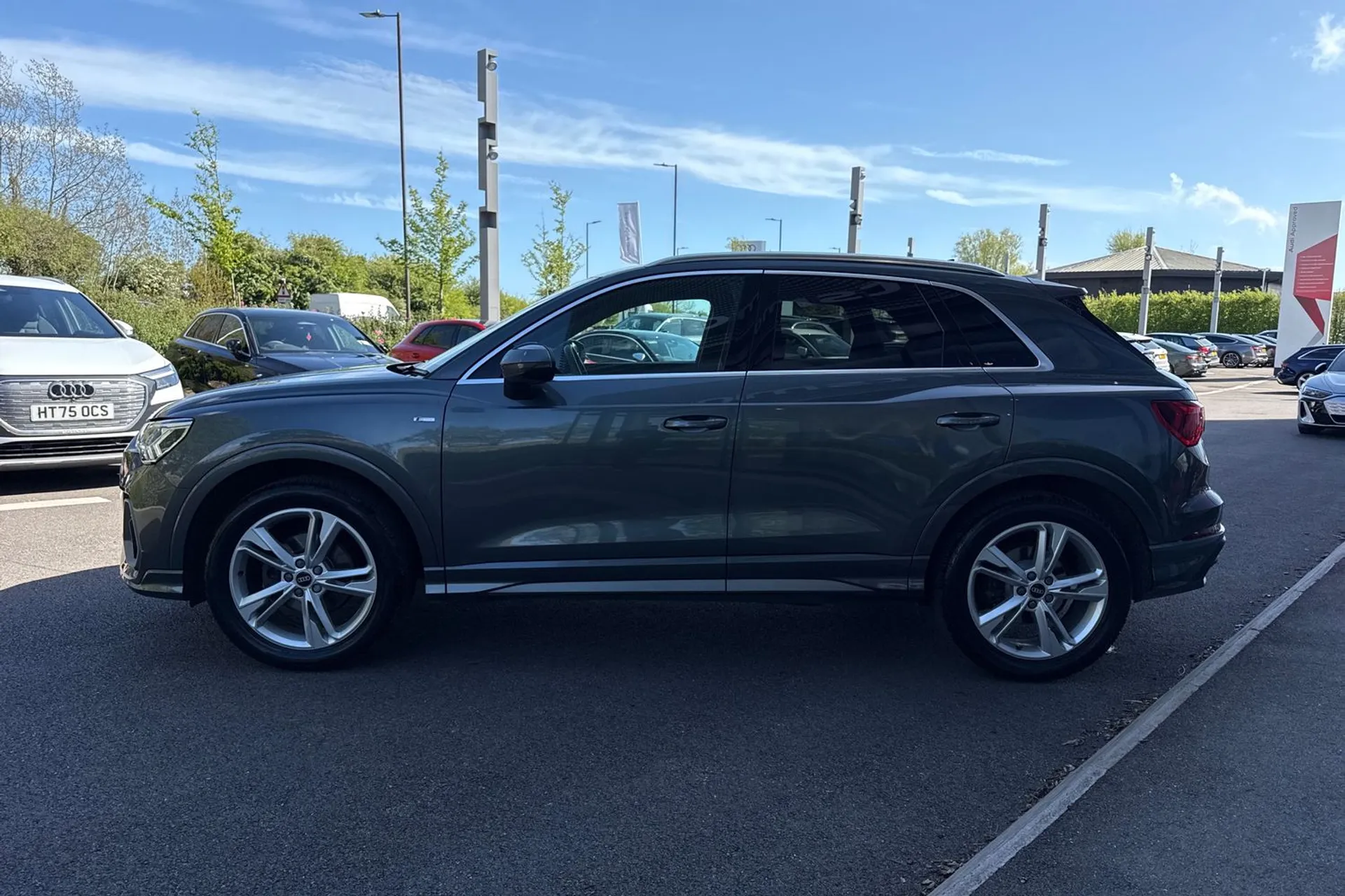 Audi Q3 thumbnail image number 19