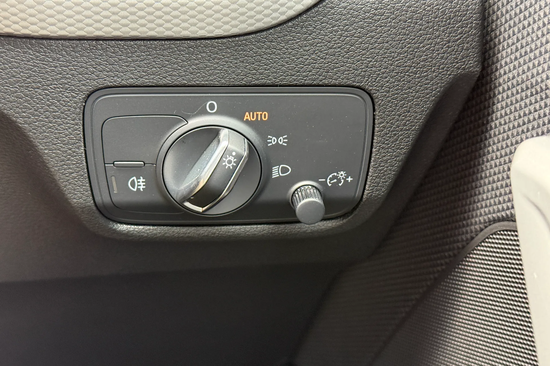 Audi Q2 thumbnail image number 21