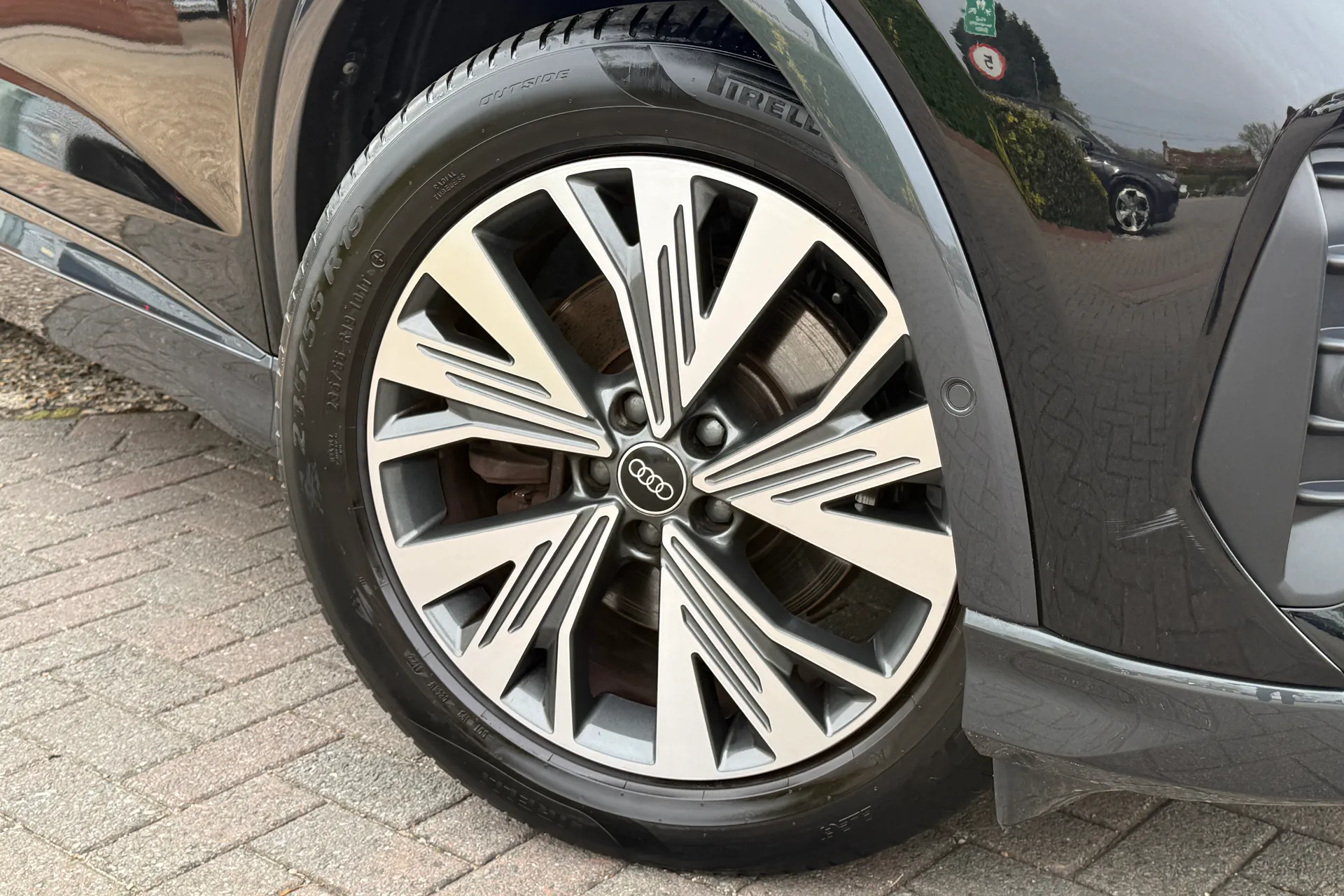 Audi Q4 thumbnail image number 7