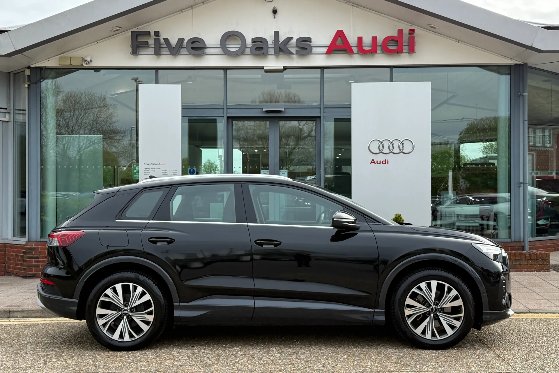 Audi Q4 thumbnail image number 2