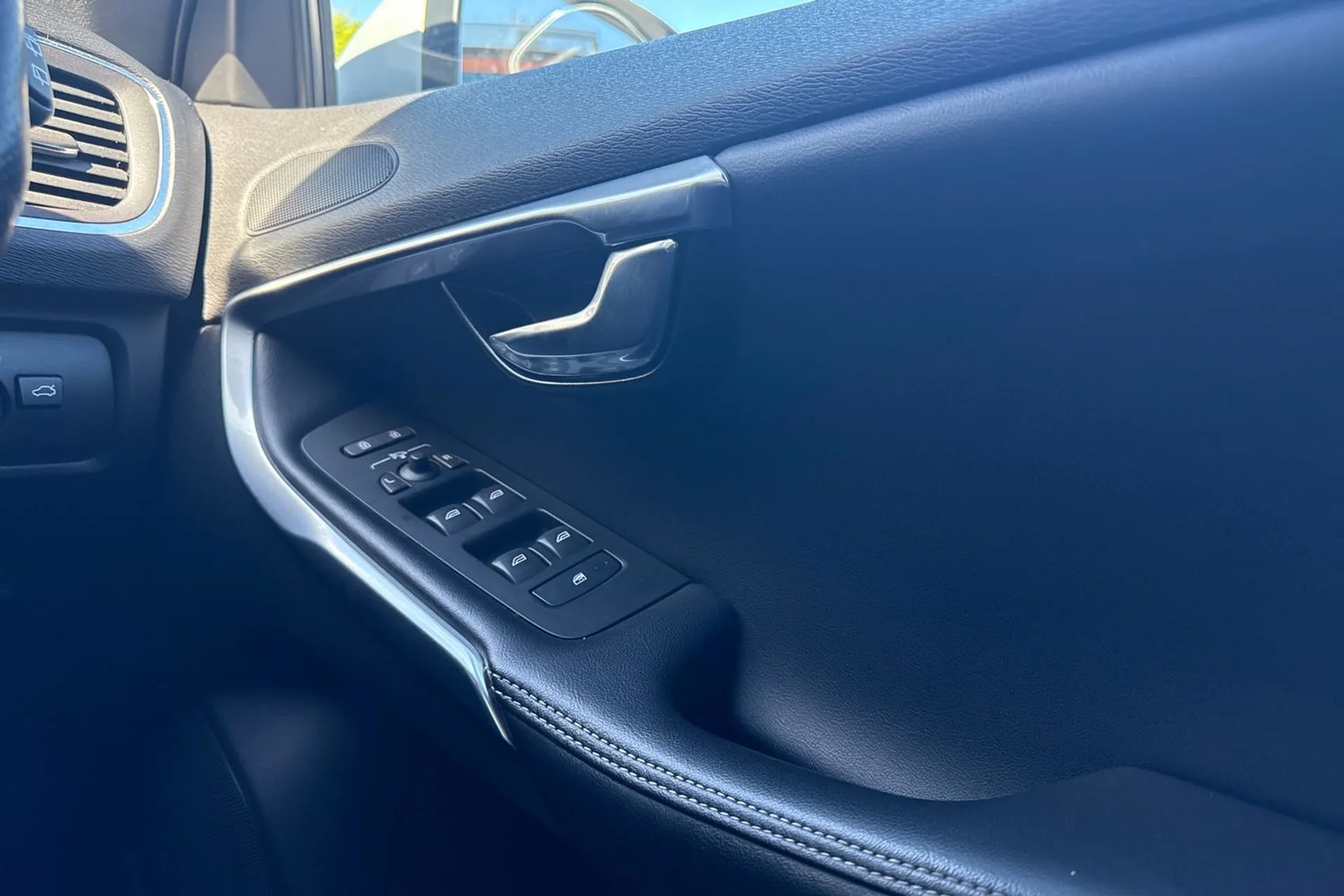 Volvo V40 thumbnail image number 38