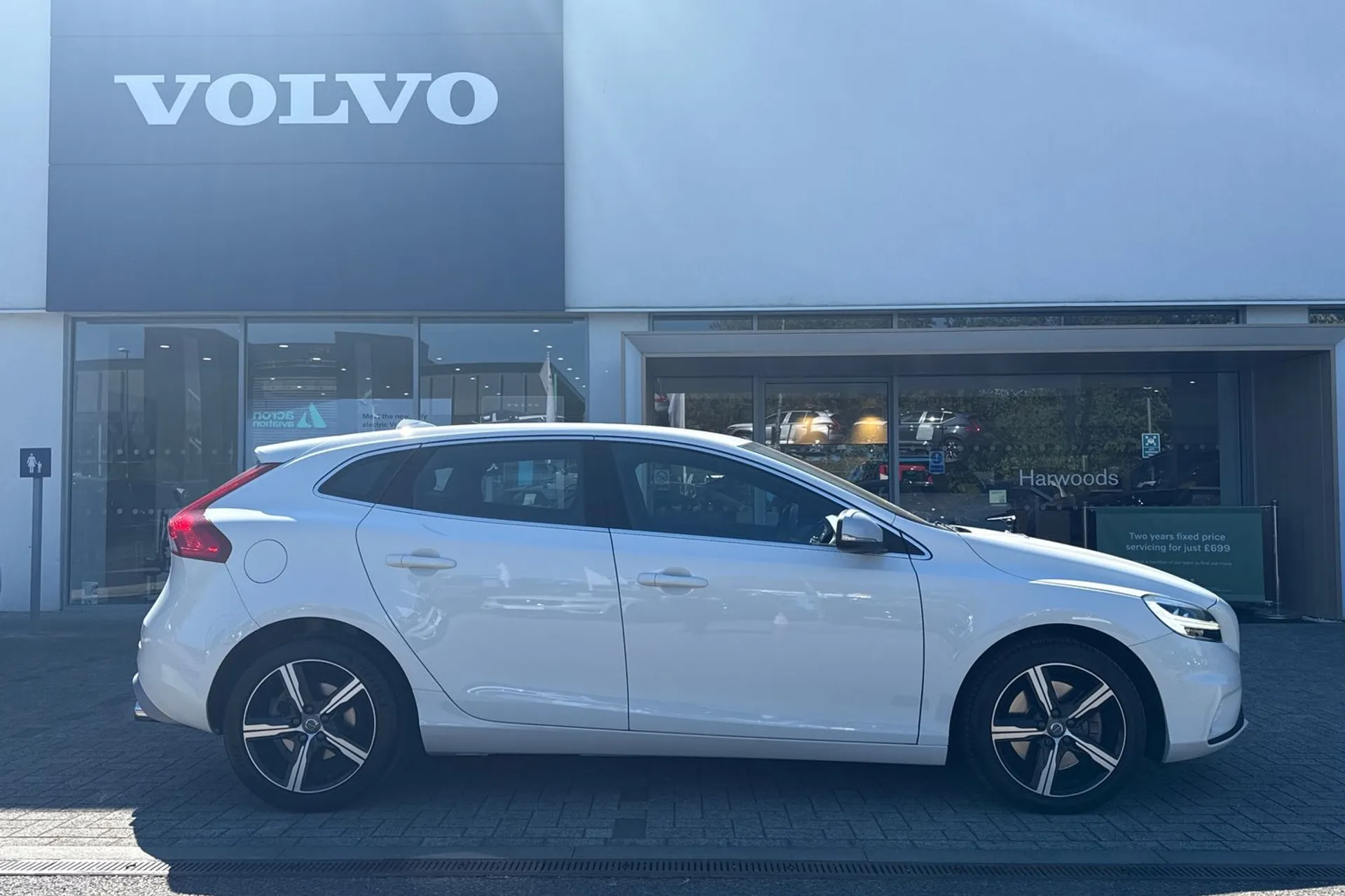 Volvo V40 thumbnail image number 2