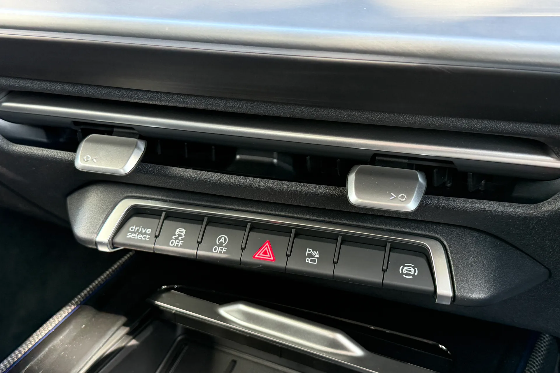 Audi Q3 thumbnail image number 21