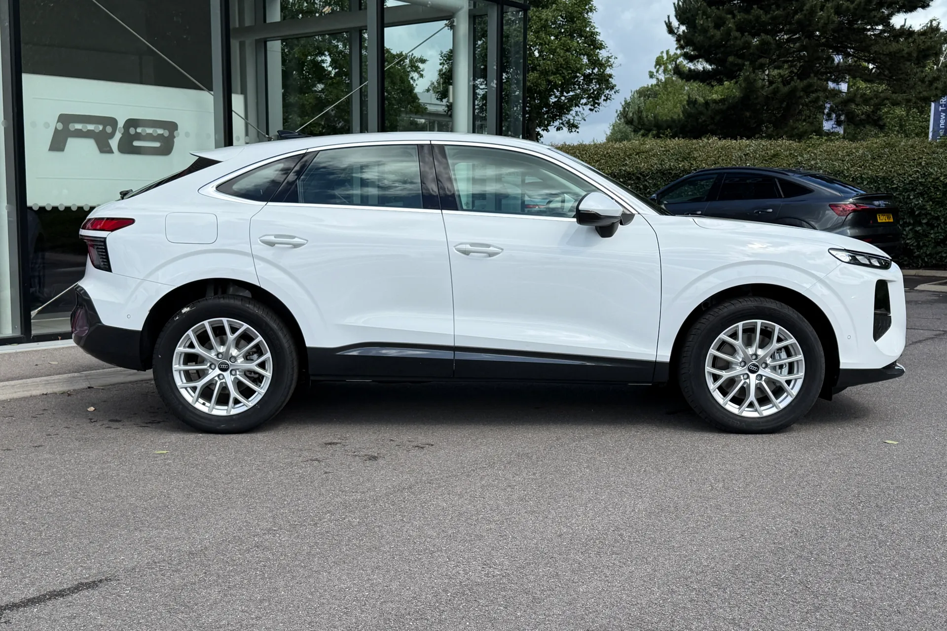 Audi Q3 thumbnail image number 2