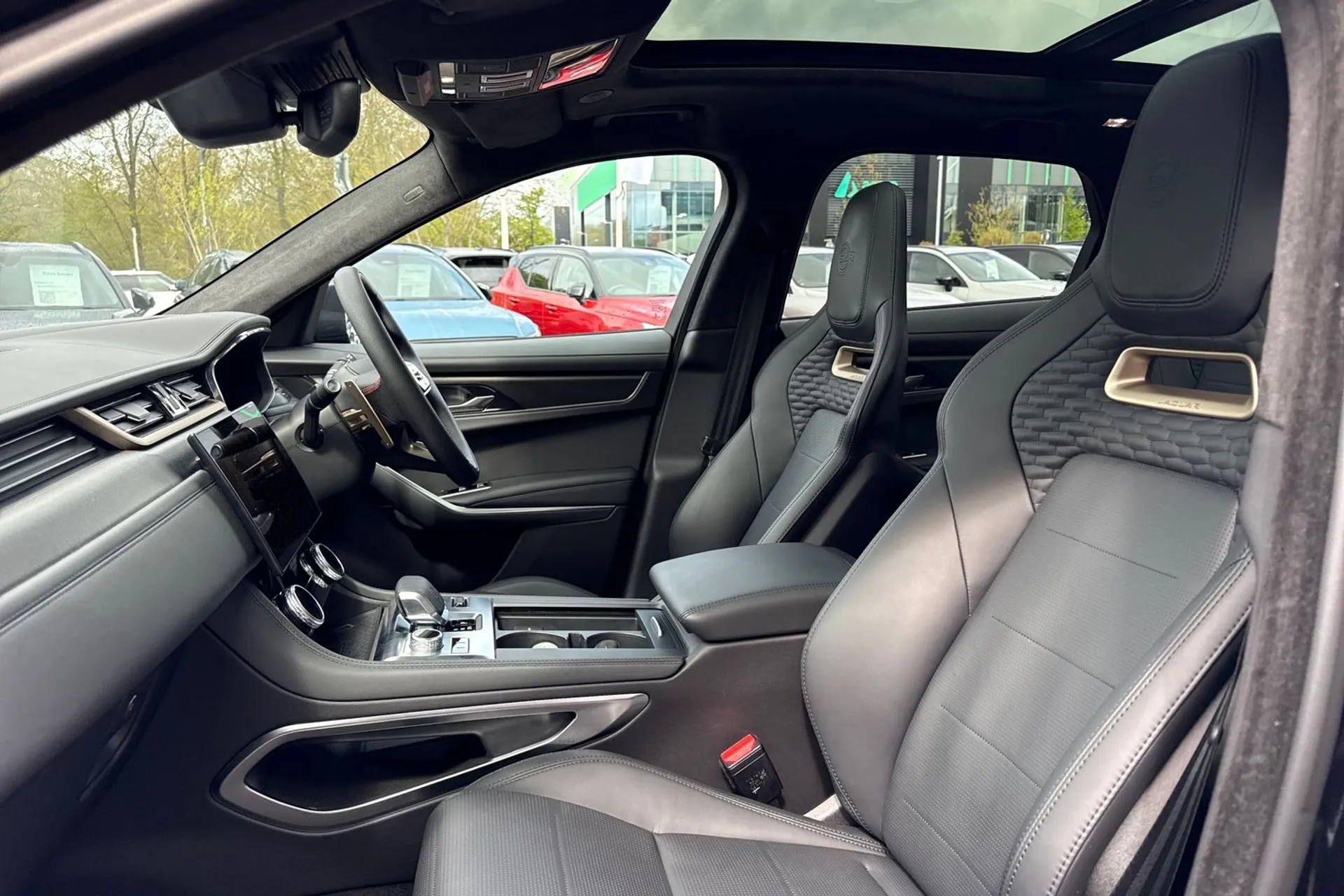 Jaguar F-Pace thumbnail image number 28