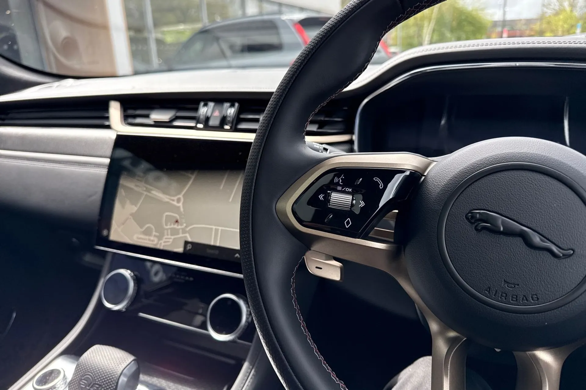 Jaguar F-Pace thumbnail image number 36