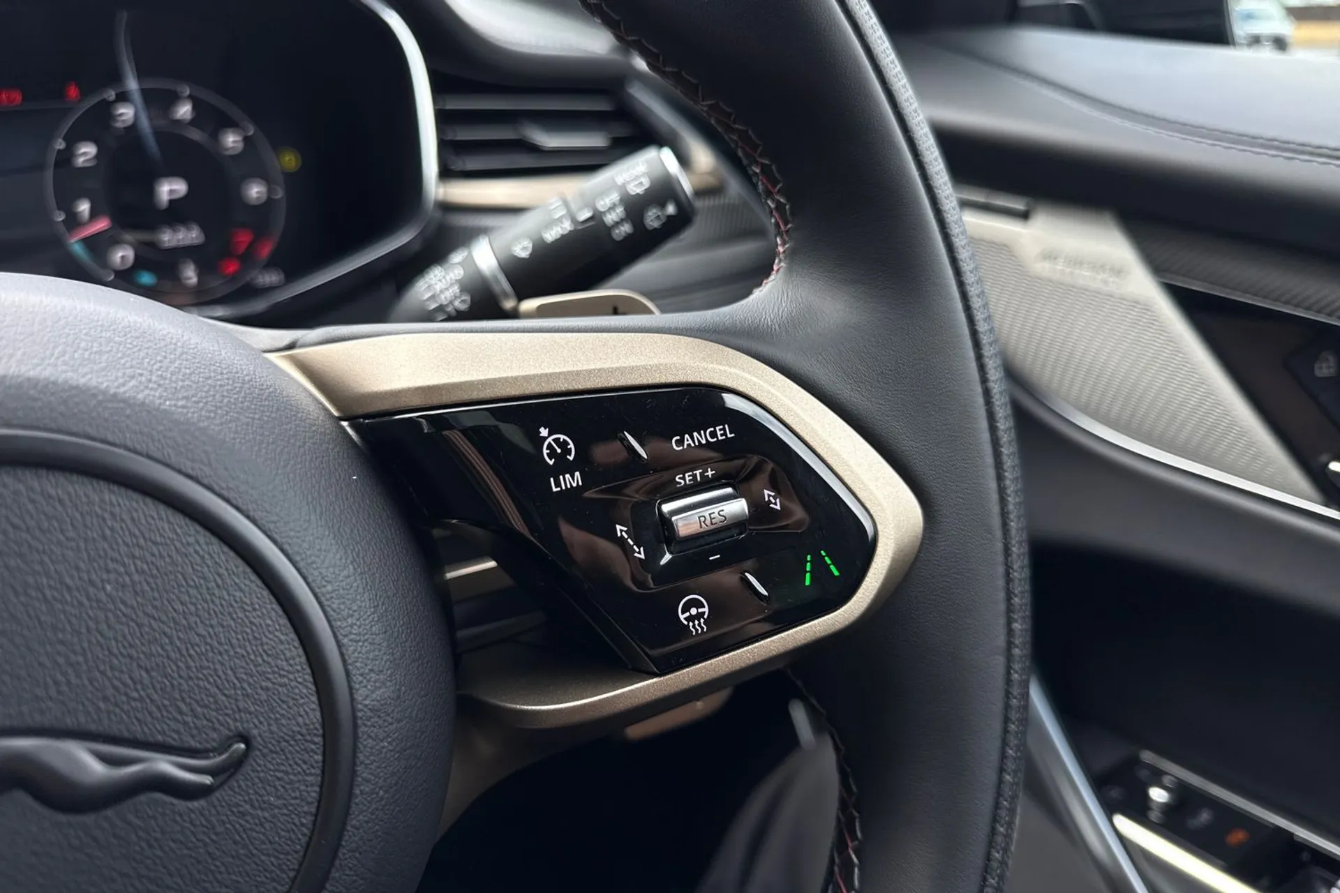 Jaguar F-Pace thumbnail image number 39