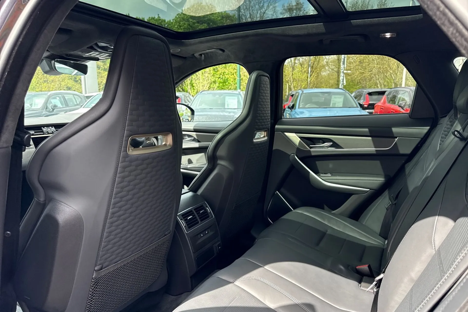 Jaguar F-Pace thumbnail image number 31