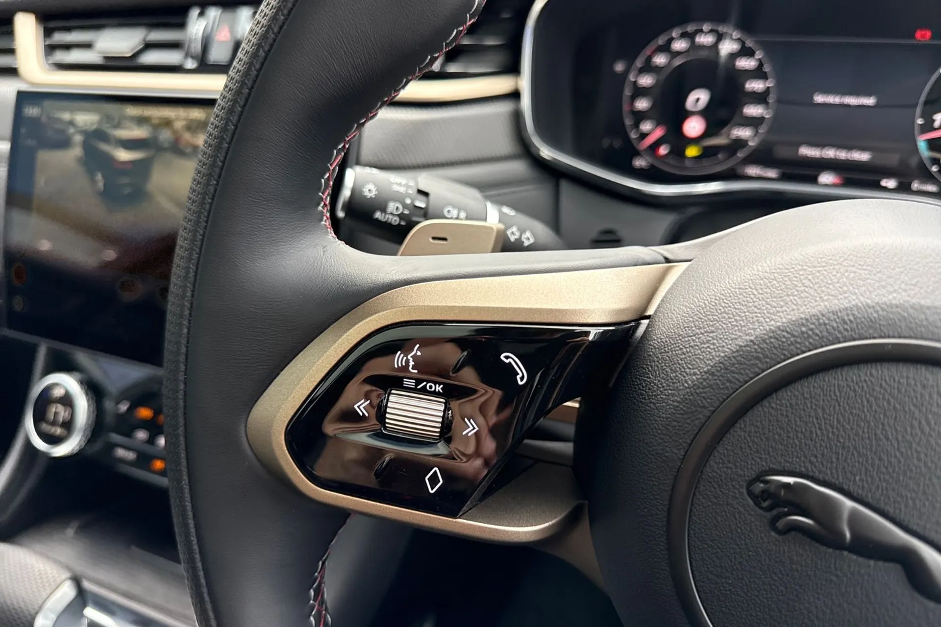 Jaguar F-Pace thumbnail image number 37