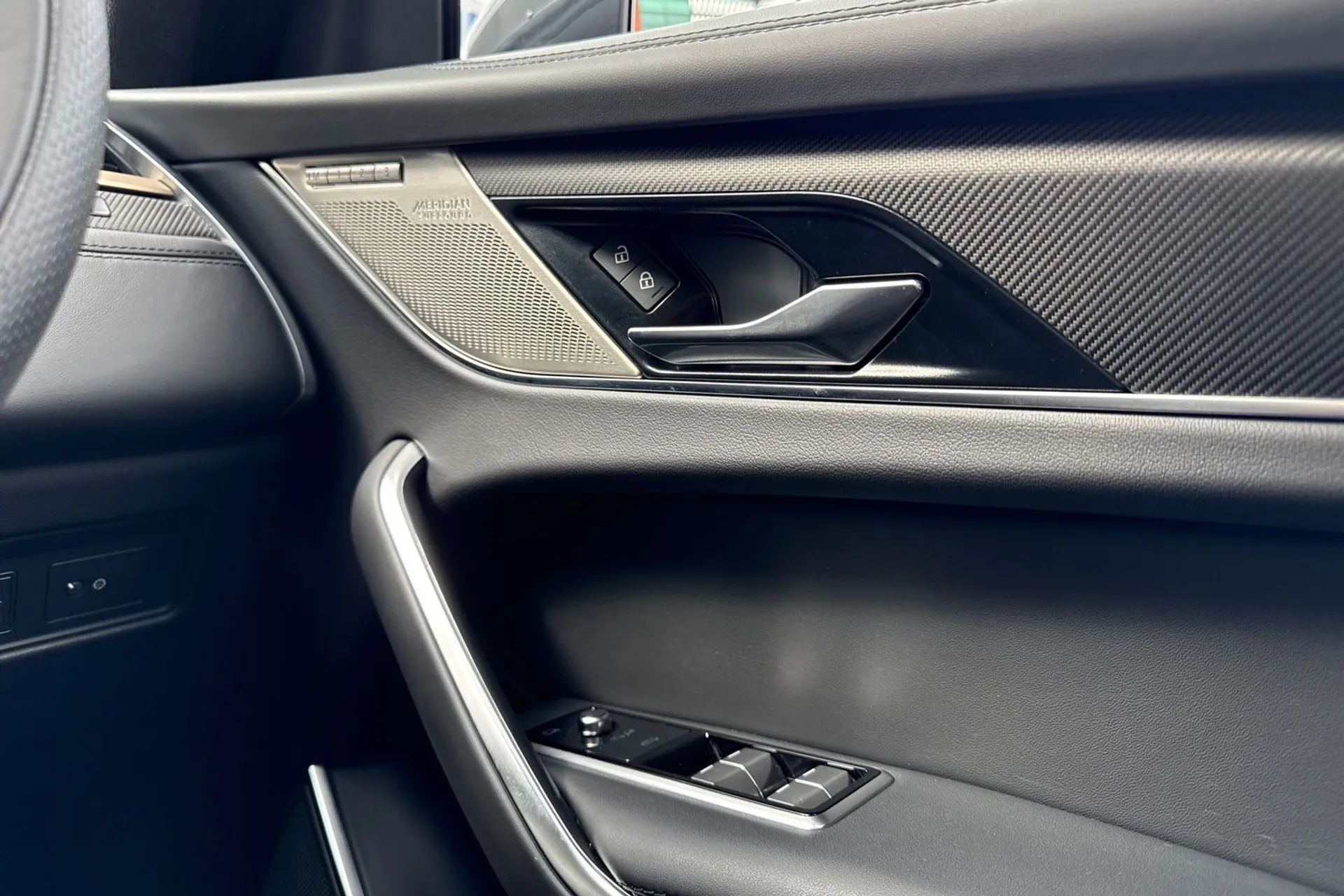 Jaguar F-Pace thumbnail image number 44