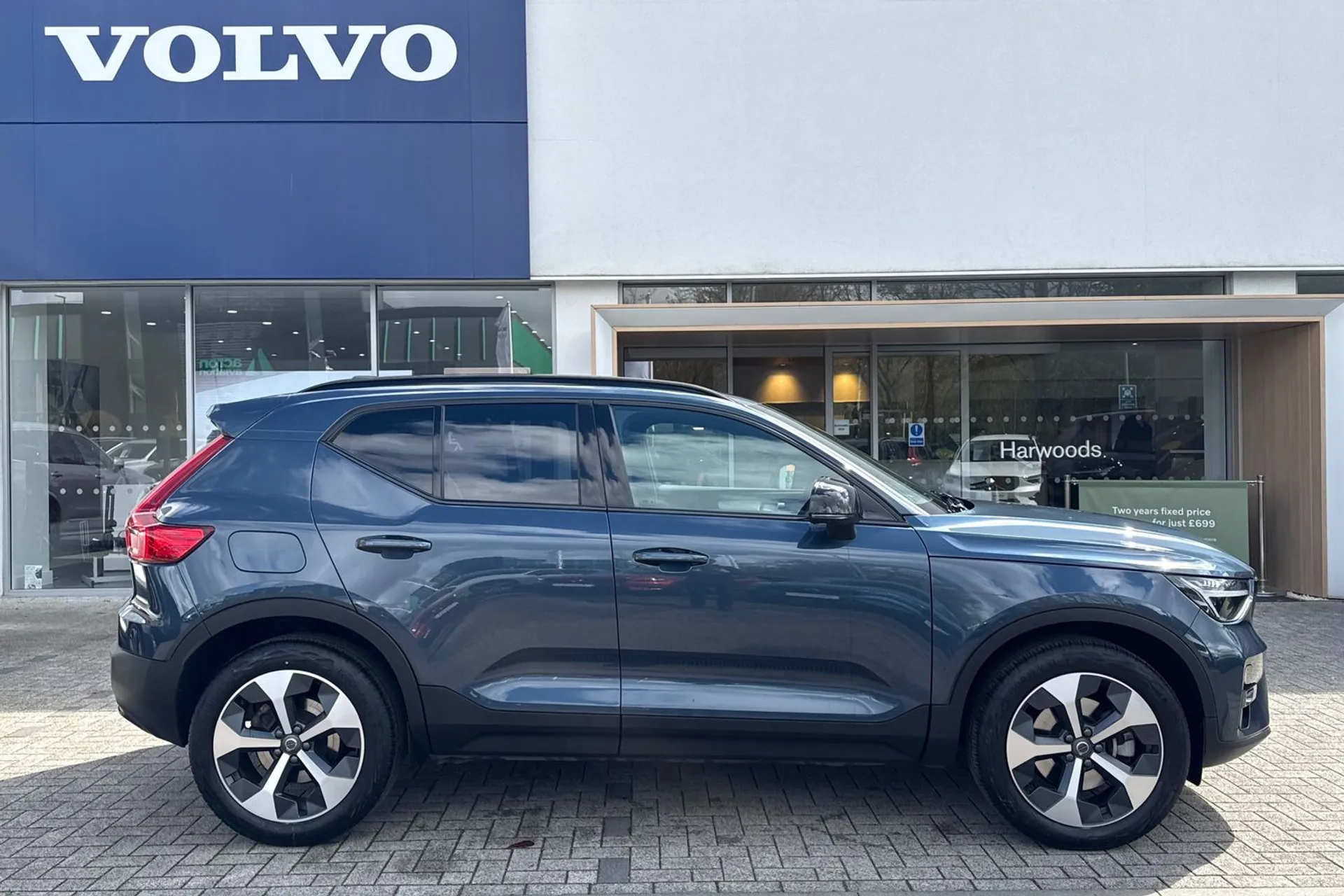 Volvo XC40 thumbnail image number 2