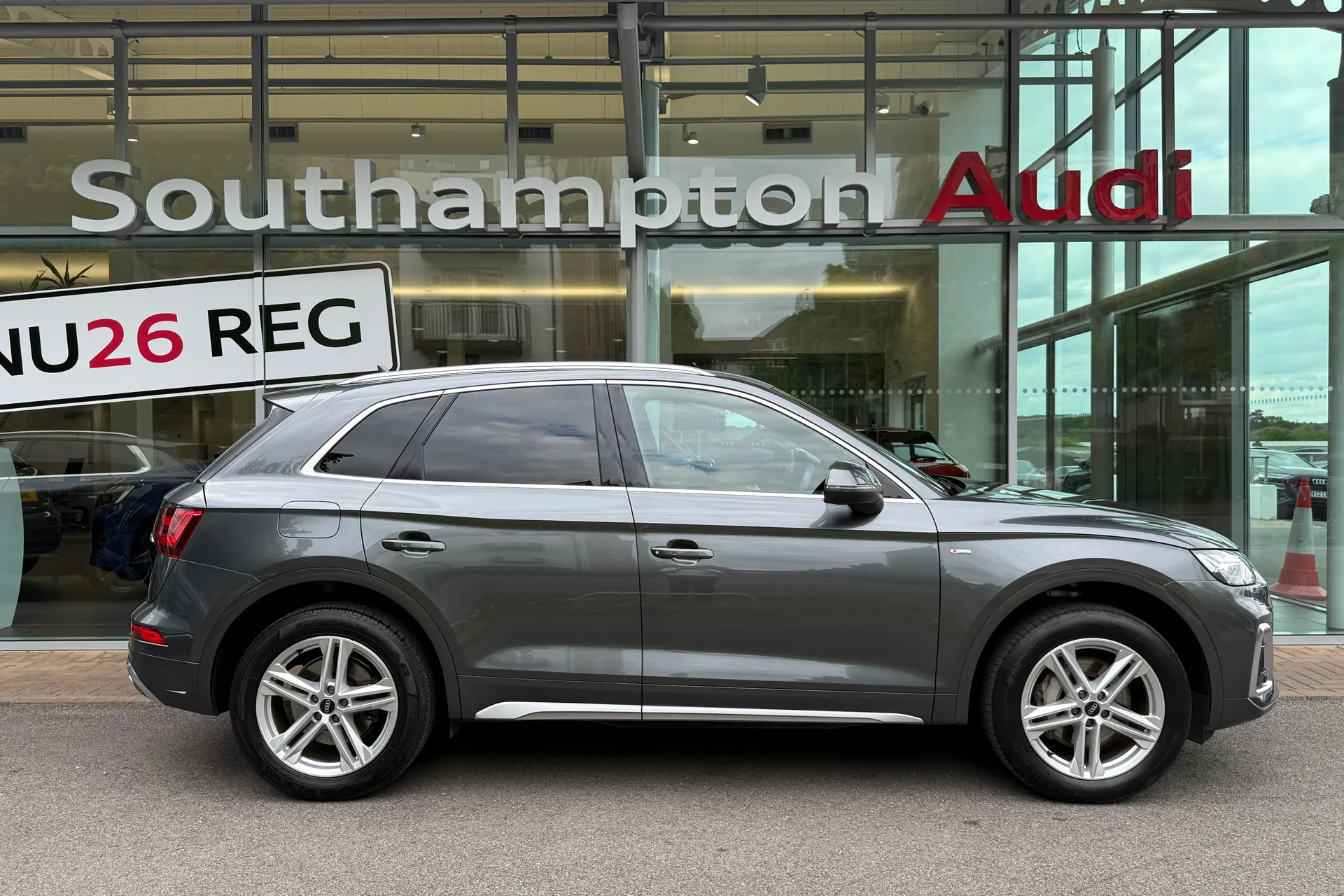 Audi Q5 thumbnail image number 2