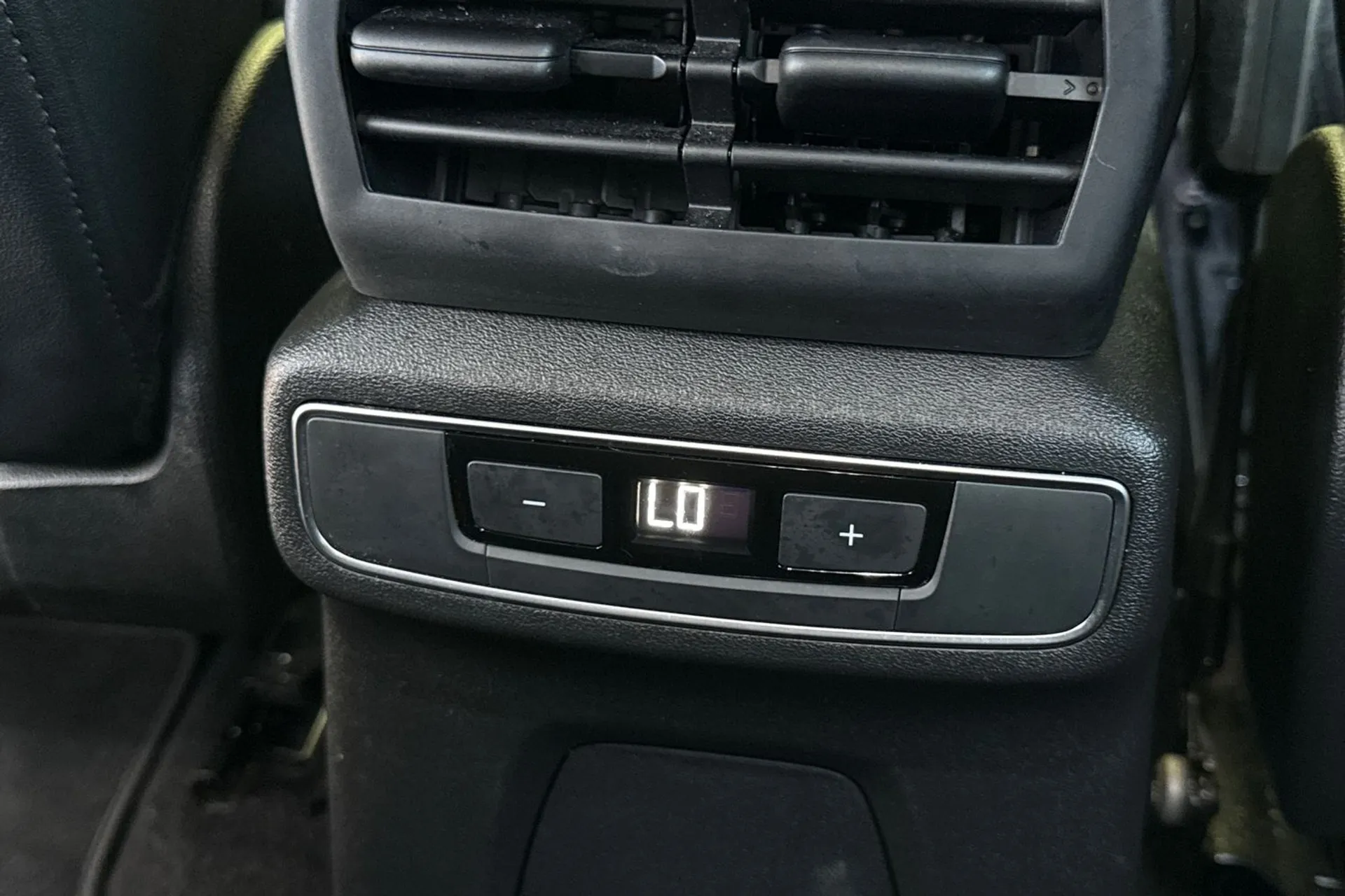 Audi Q4 thumbnail image number 36