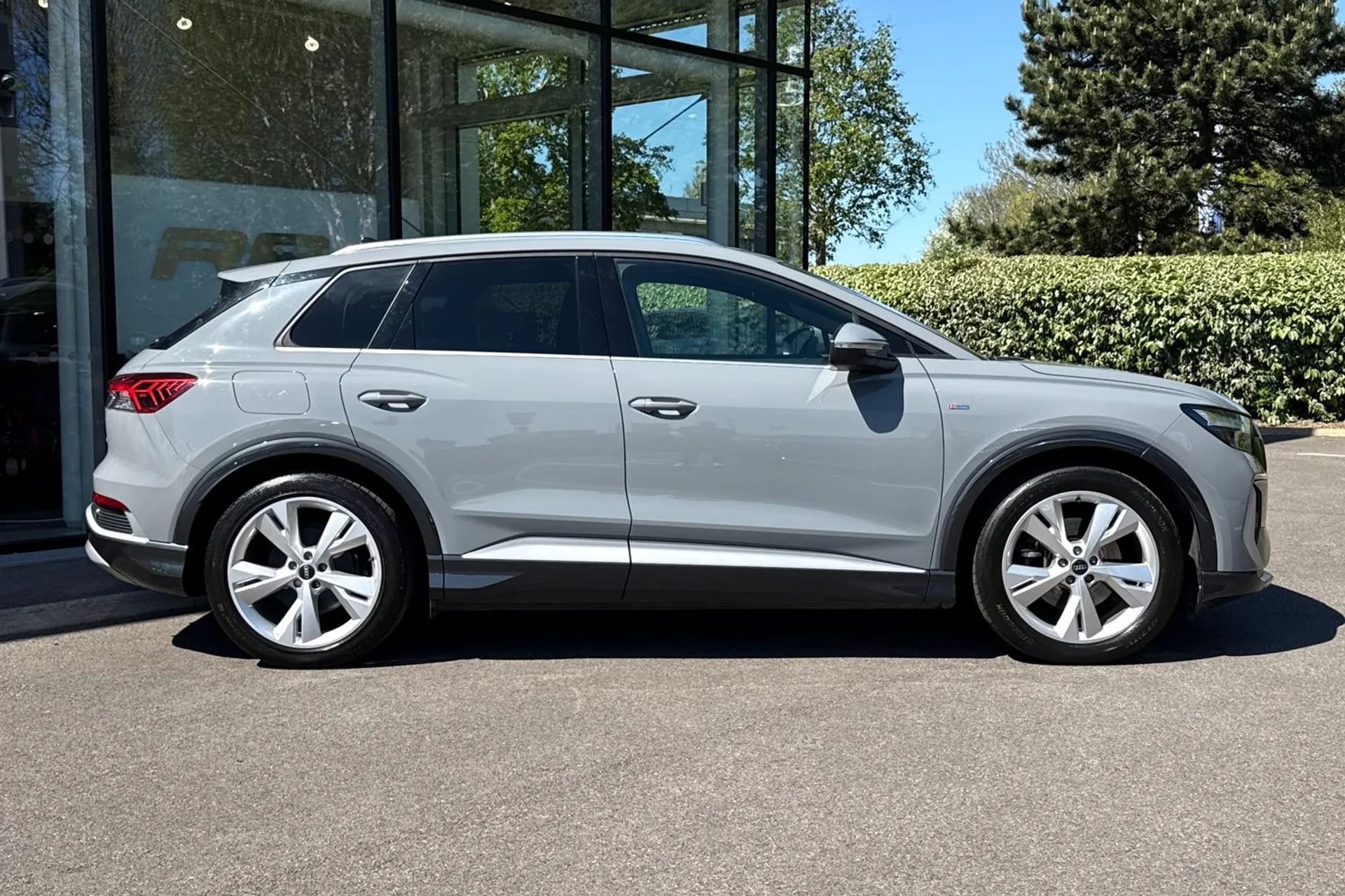 Audi Q4 thumbnail image number 2