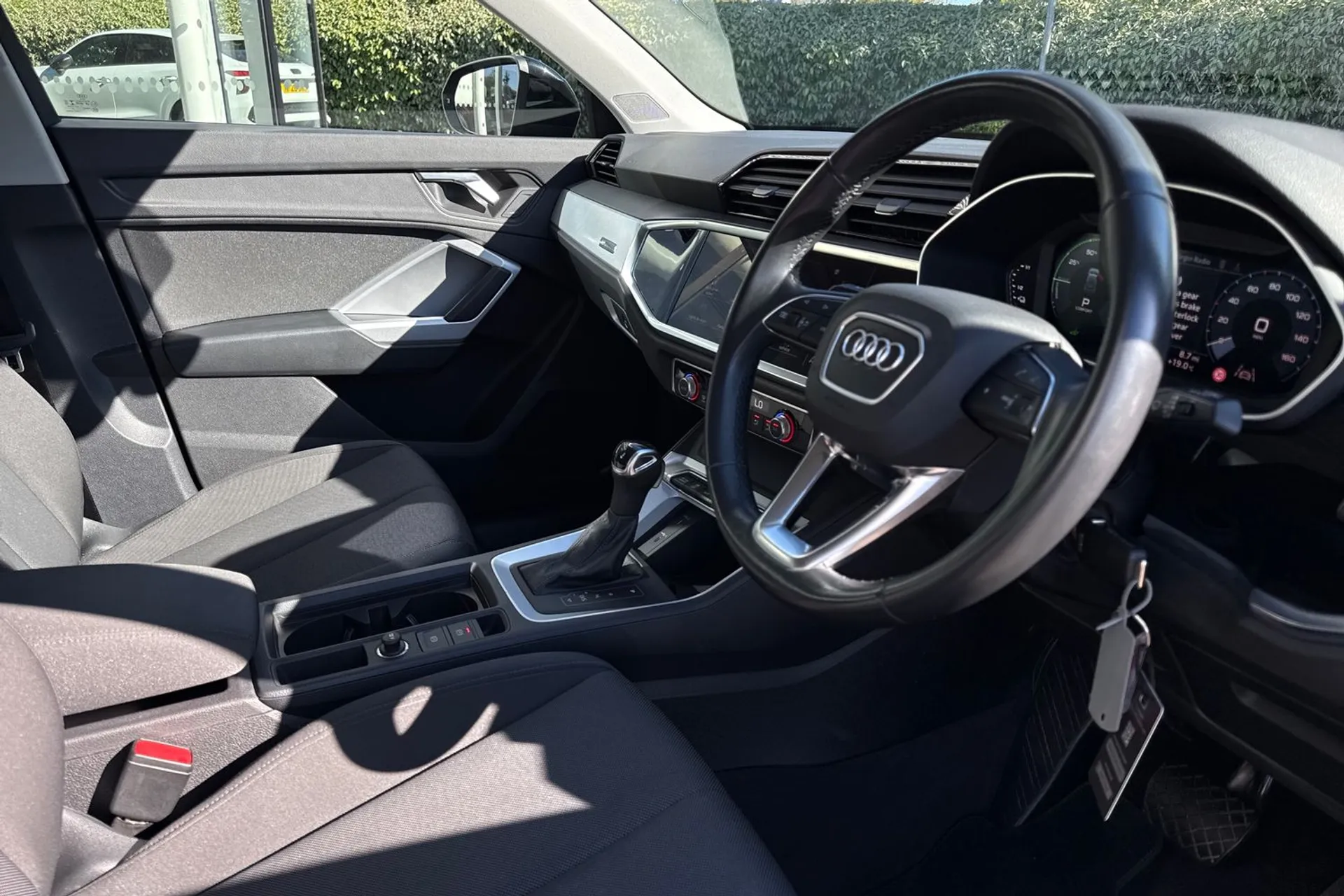 Audi Q3 thumbnail image number 24