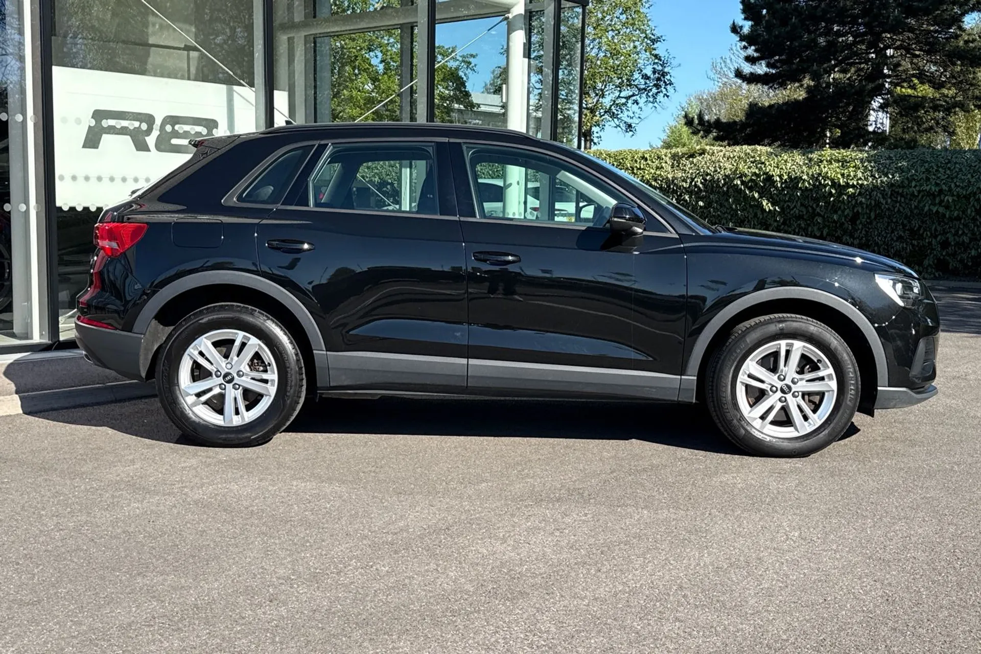 Audi Q3 thumbnail image number 2