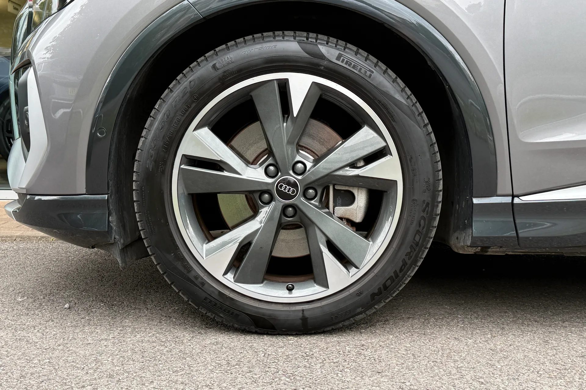 Audi Q4 thumbnail image number 12