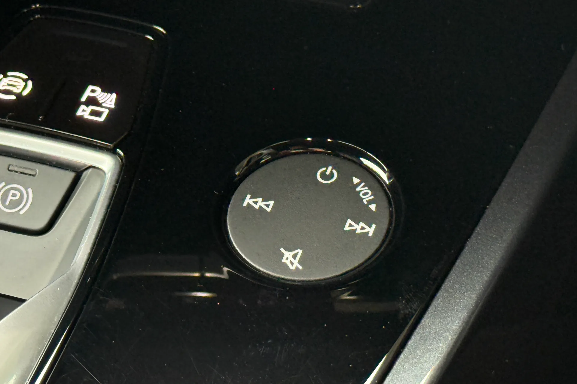 Audi Q4 thumbnail image number 25