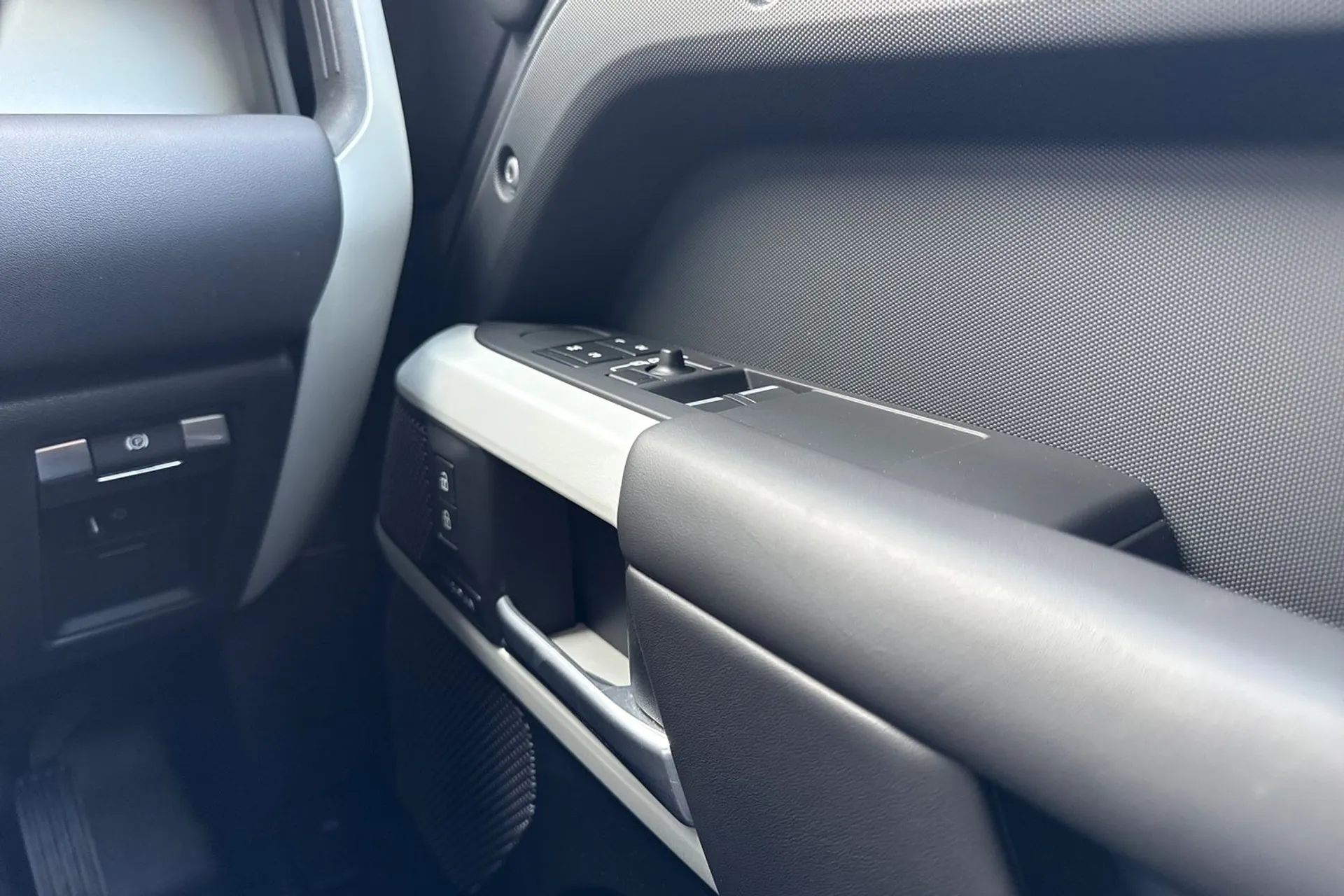 LAND ROVER DEFENDER thumbnail image number 47