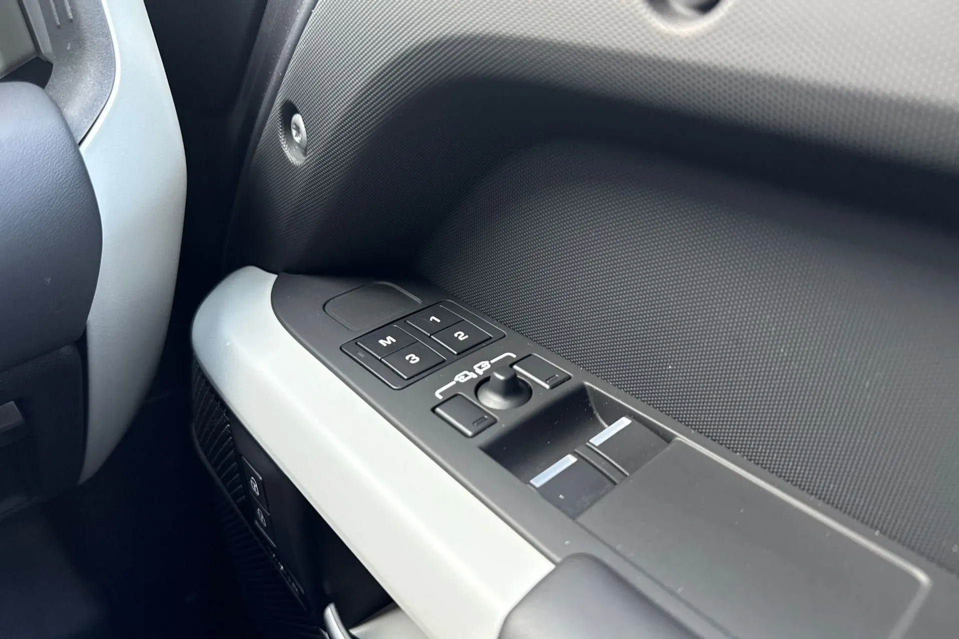 LAND ROVER DEFENDER thumbnail image number 49