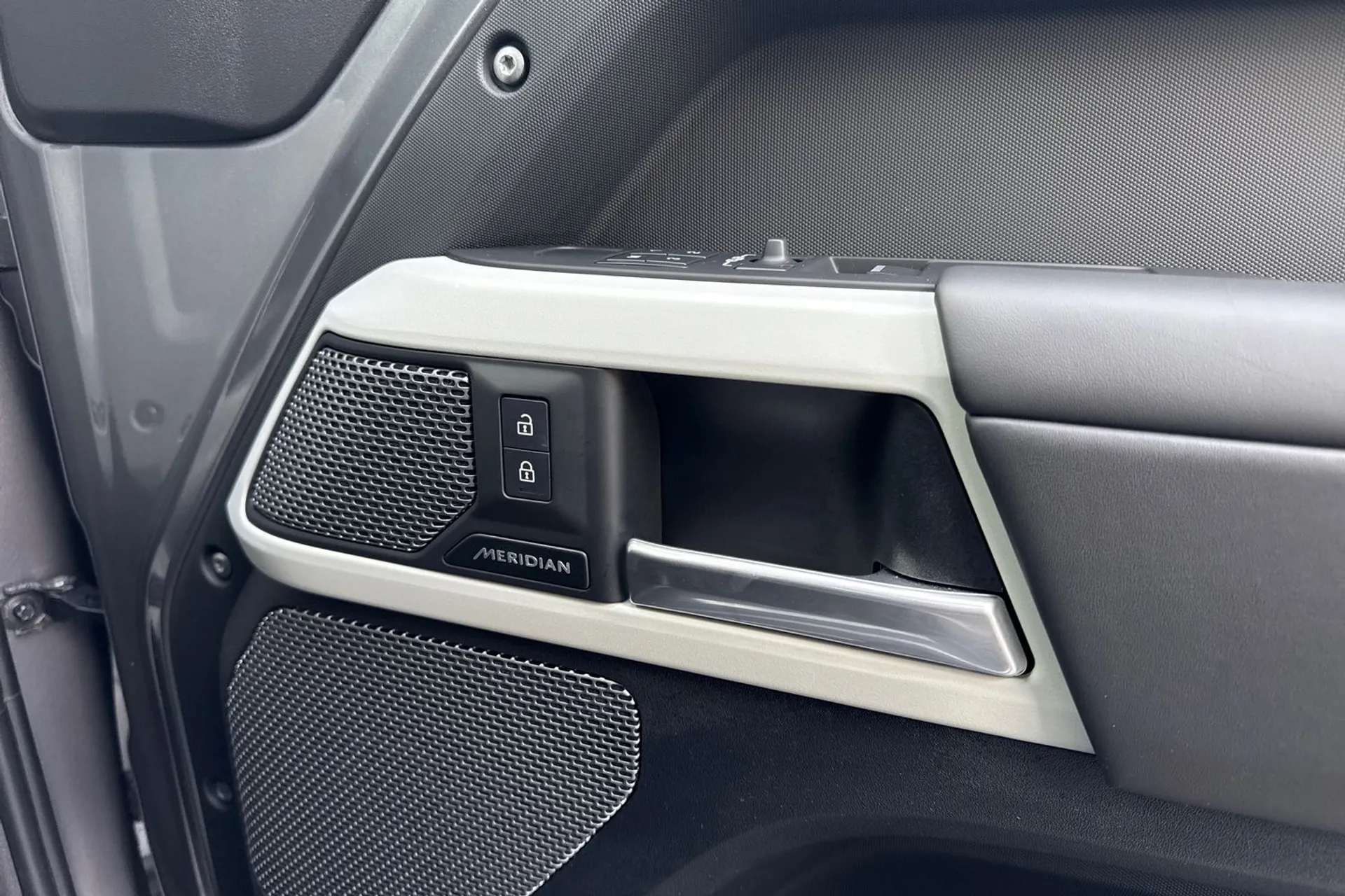 LAND ROVER DEFENDER thumbnail image number 48