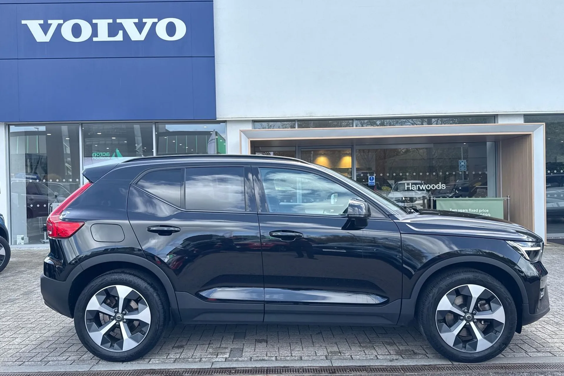 Volvo XC40 thumbnail image number 2
