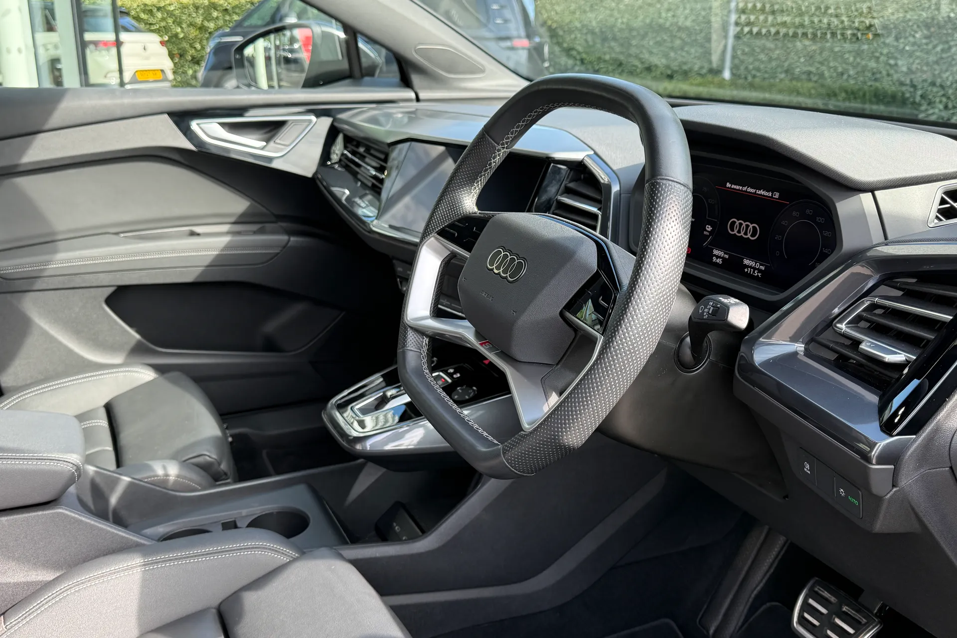 Audi Q4 thumbnail image number 12