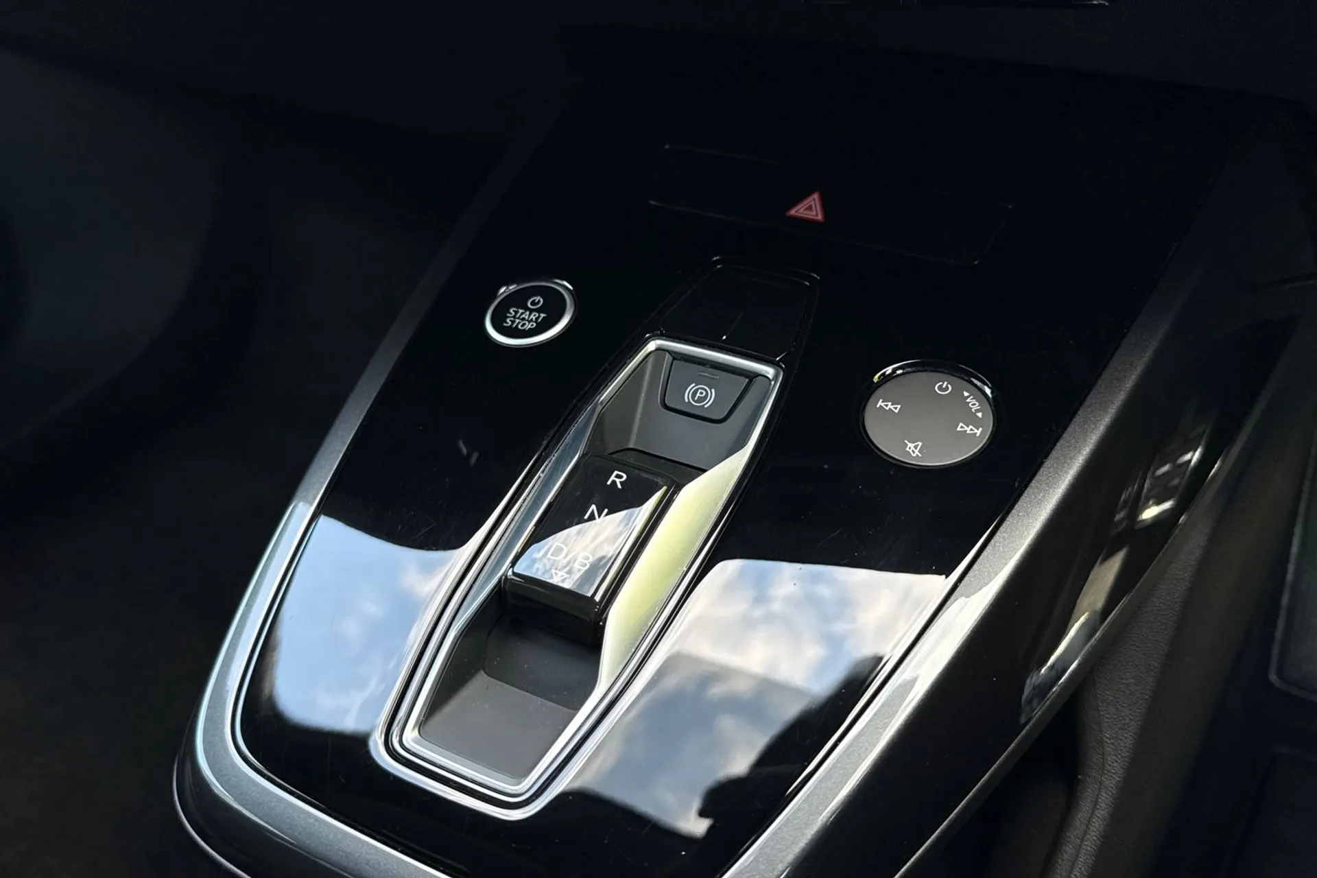 Audi Q4 thumbnail image number 15