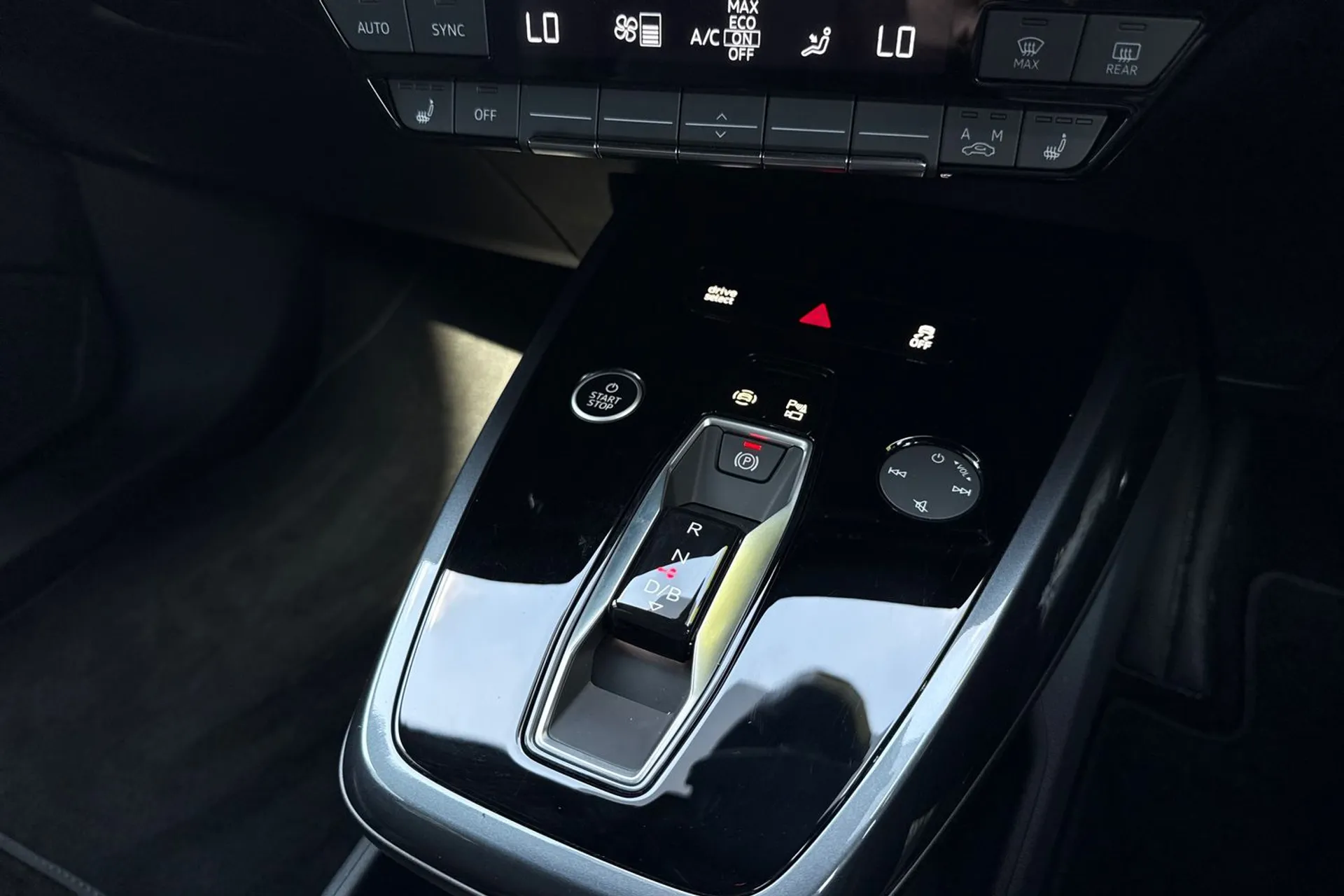 Audi Q4 thumbnail image number 14