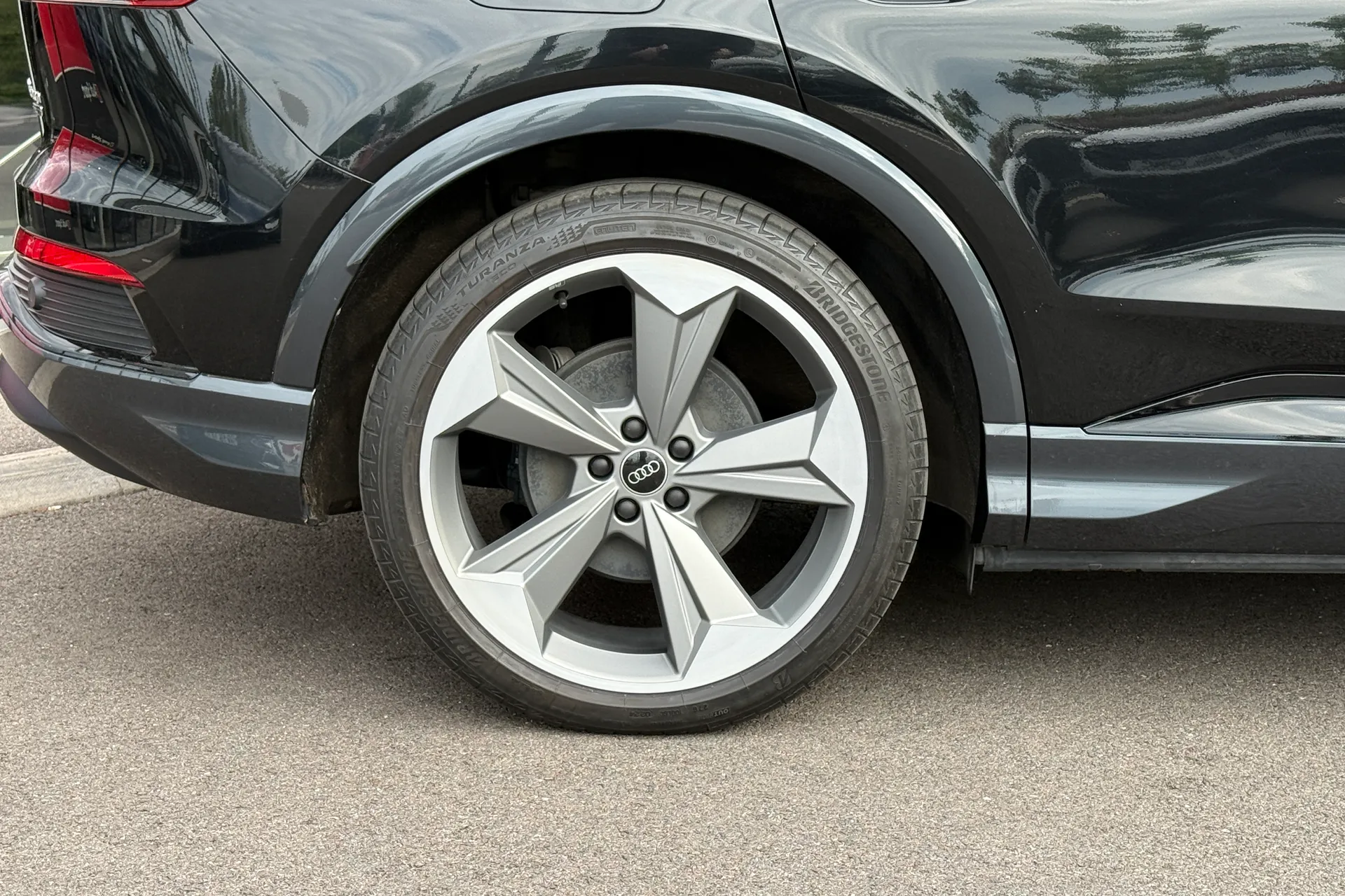 Audi Q4 thumbnail image number 16