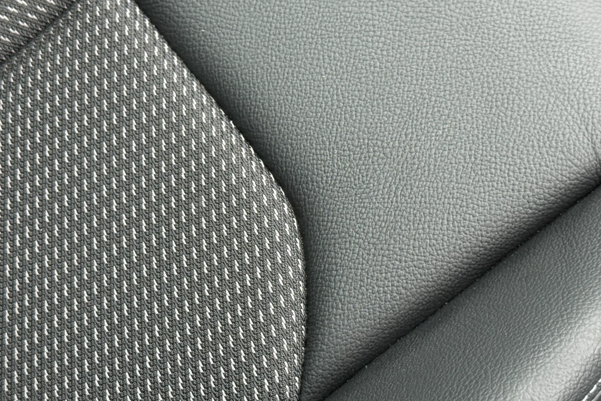 Audi Q2 thumbnail image number 28