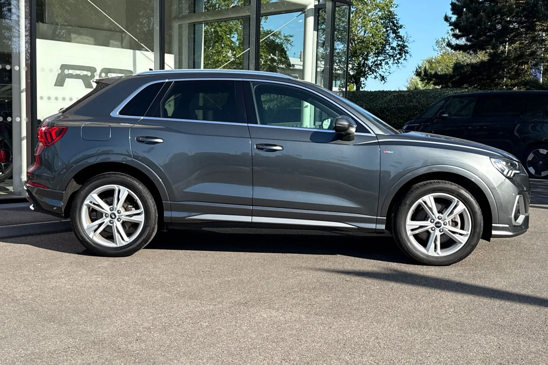 Audi Q3 thumbnail image number 2