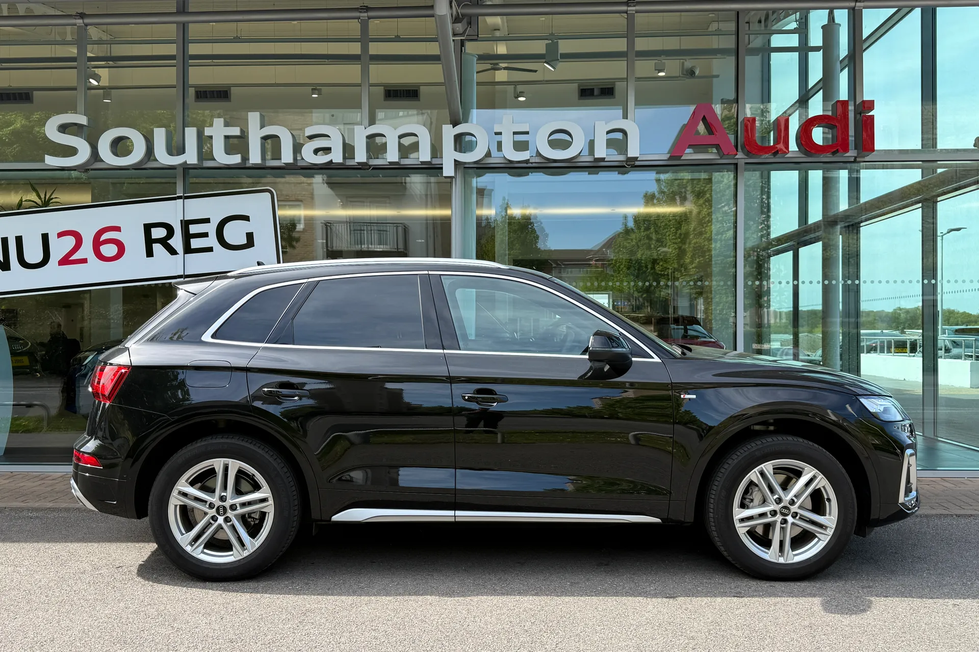 Audi Q5 thumbnail image number 2