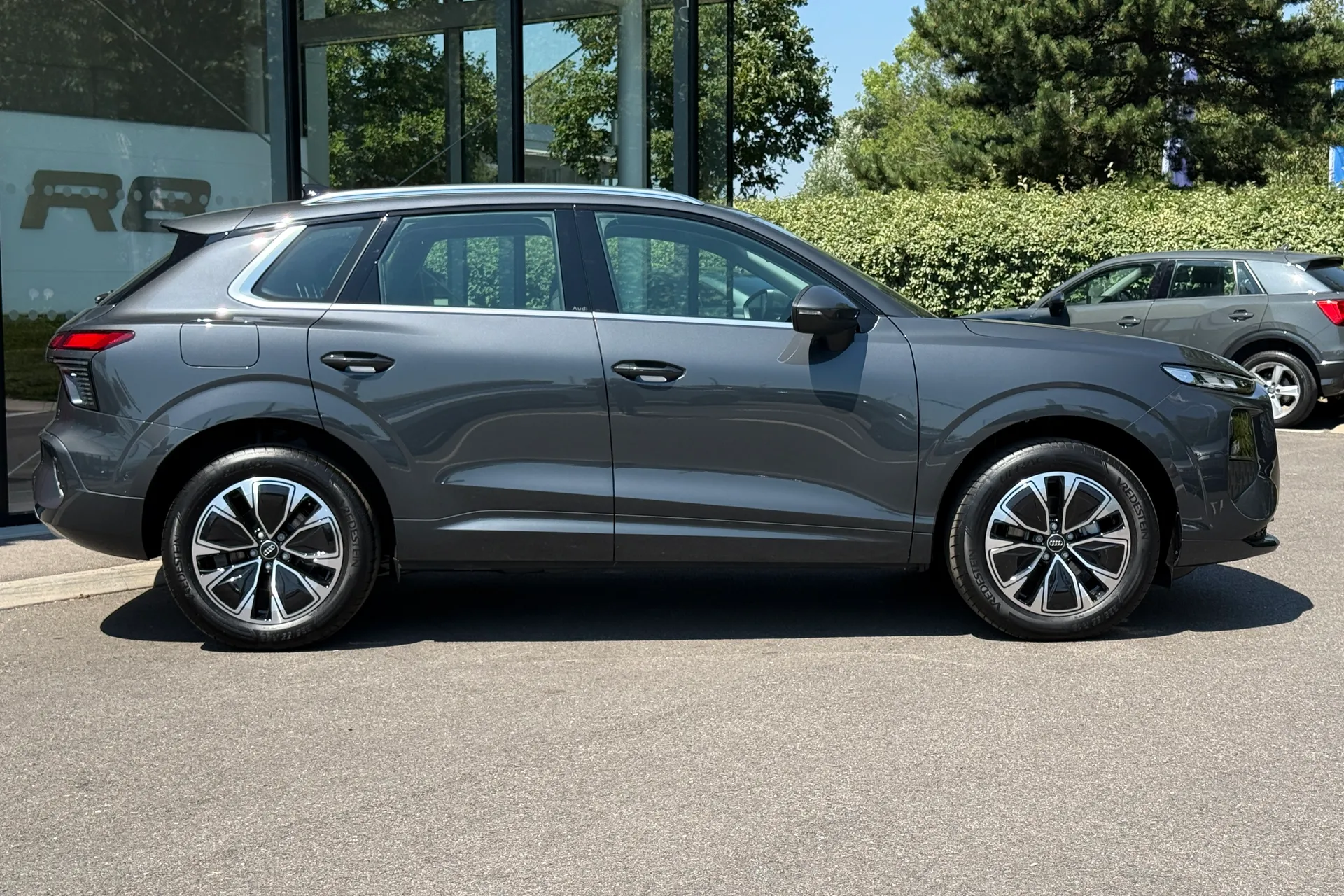 Audi Q3 thumbnail image number 2