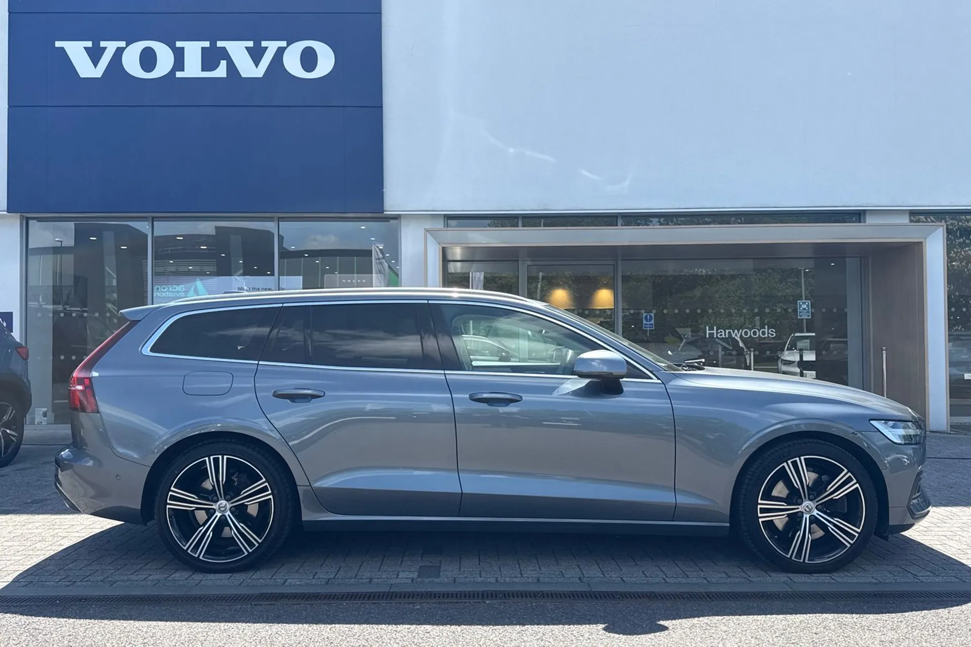 Volvo V60 thumbnail image number 2