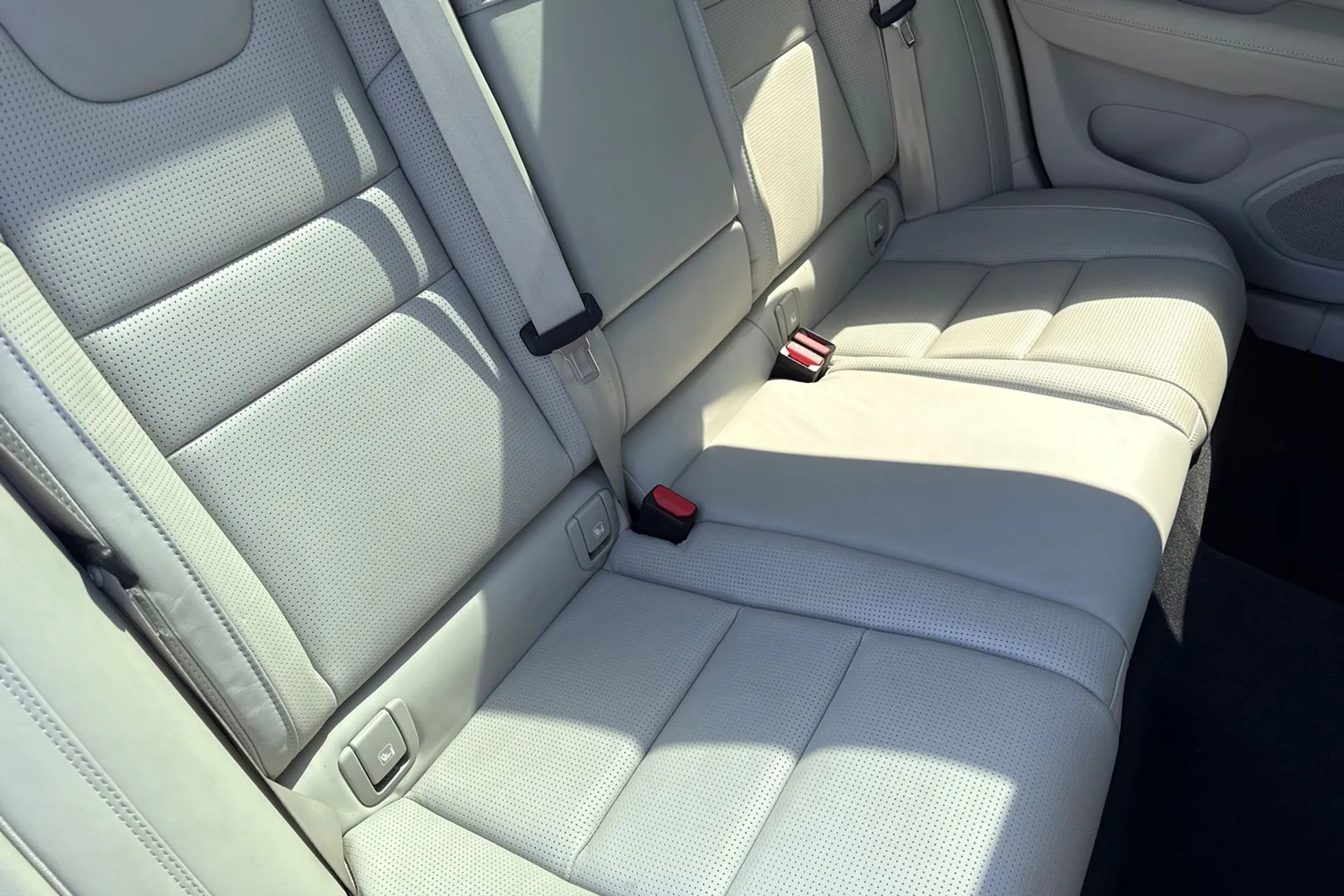 Volvo V60 thumbnail image number 25