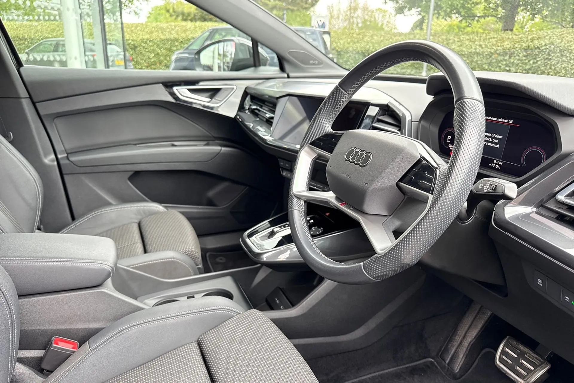 Audi Q4 thumbnail image number 11