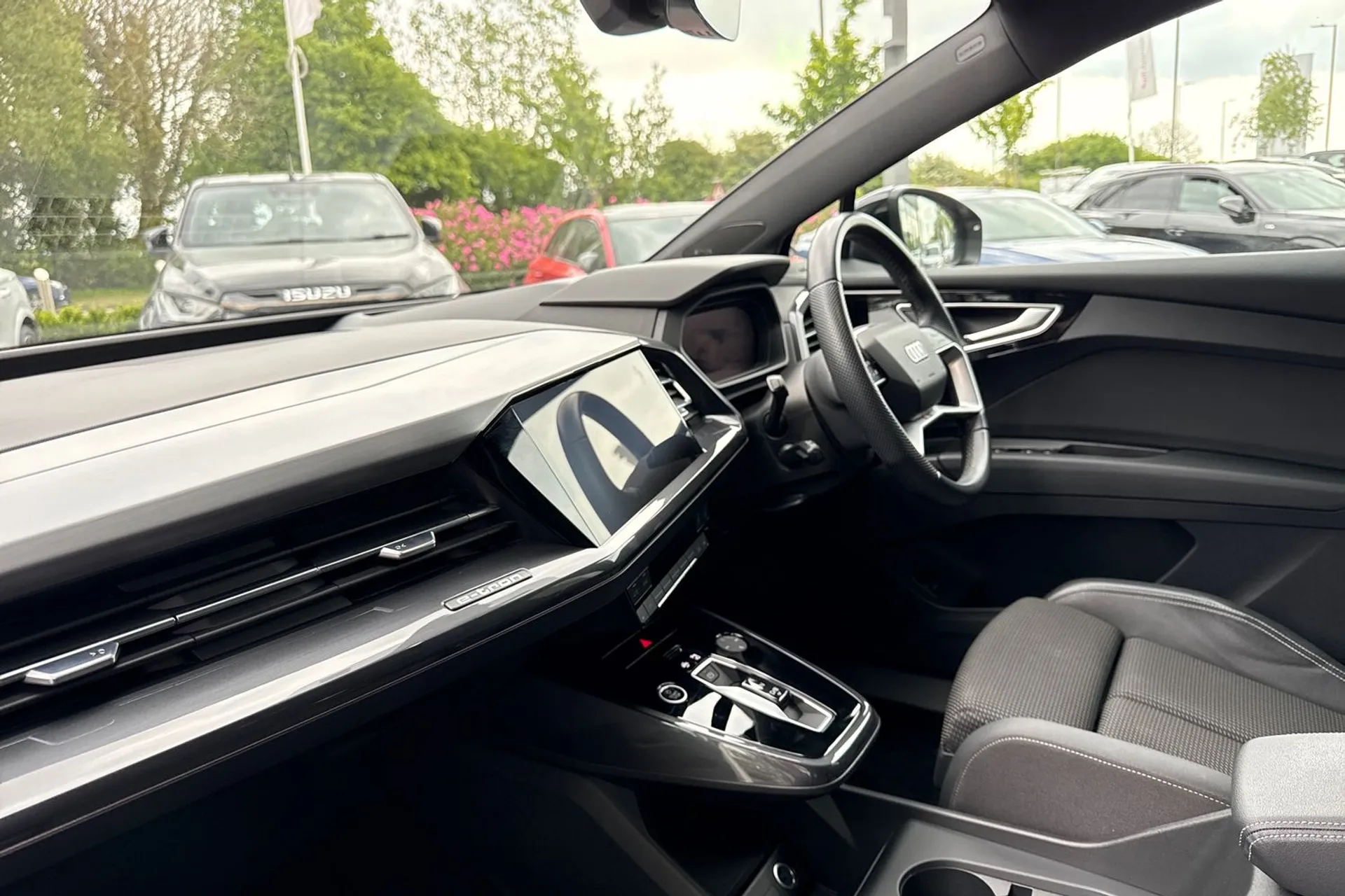 Audi Q4 thumbnail image number 31