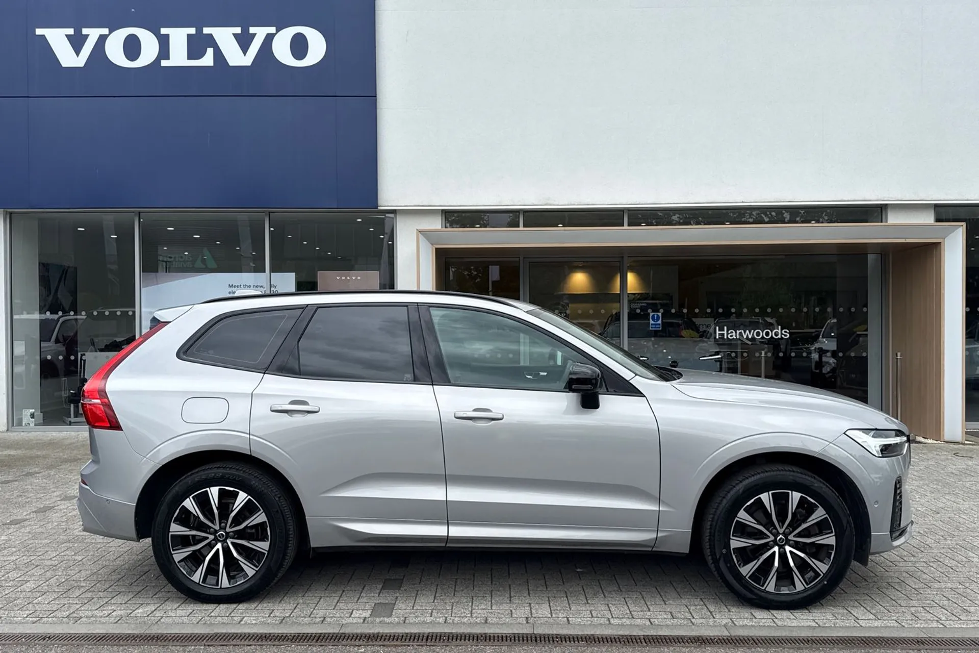 Volvo XC60 thumbnail image number 2