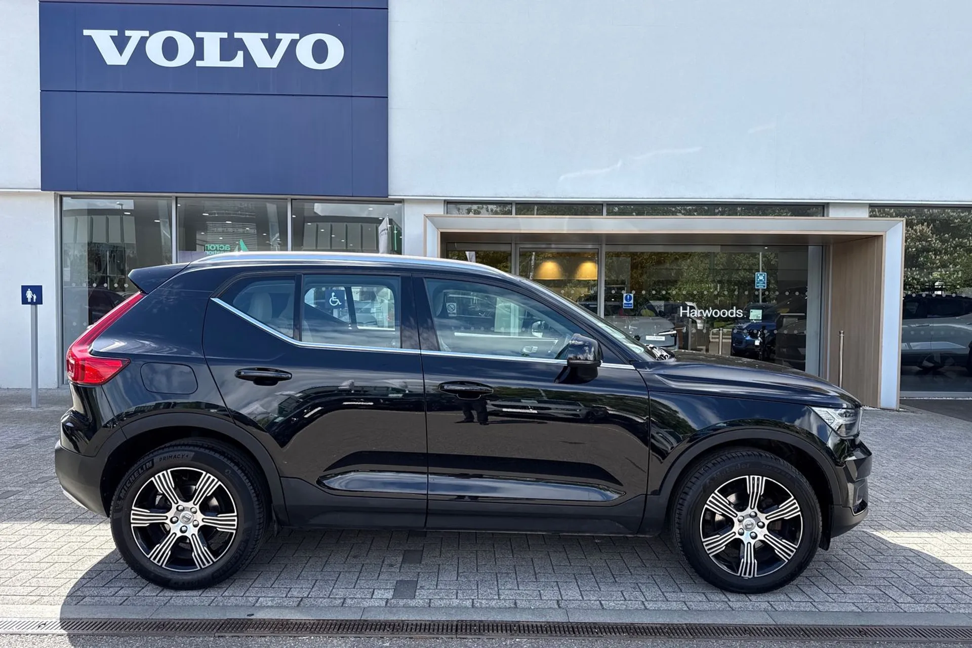 Volvo XC40 thumbnail image number 2