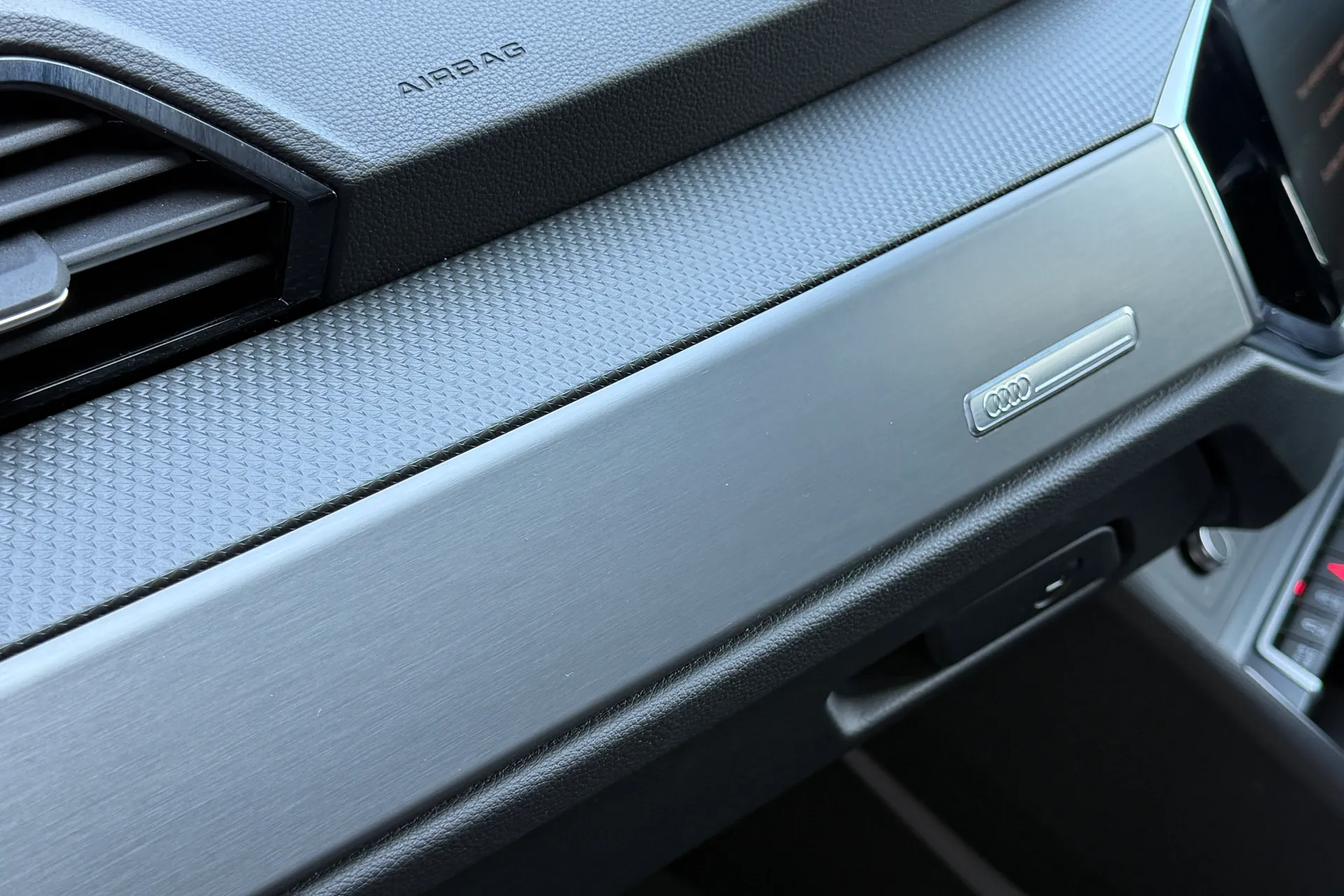 Audi Q3 thumbnail image number 38