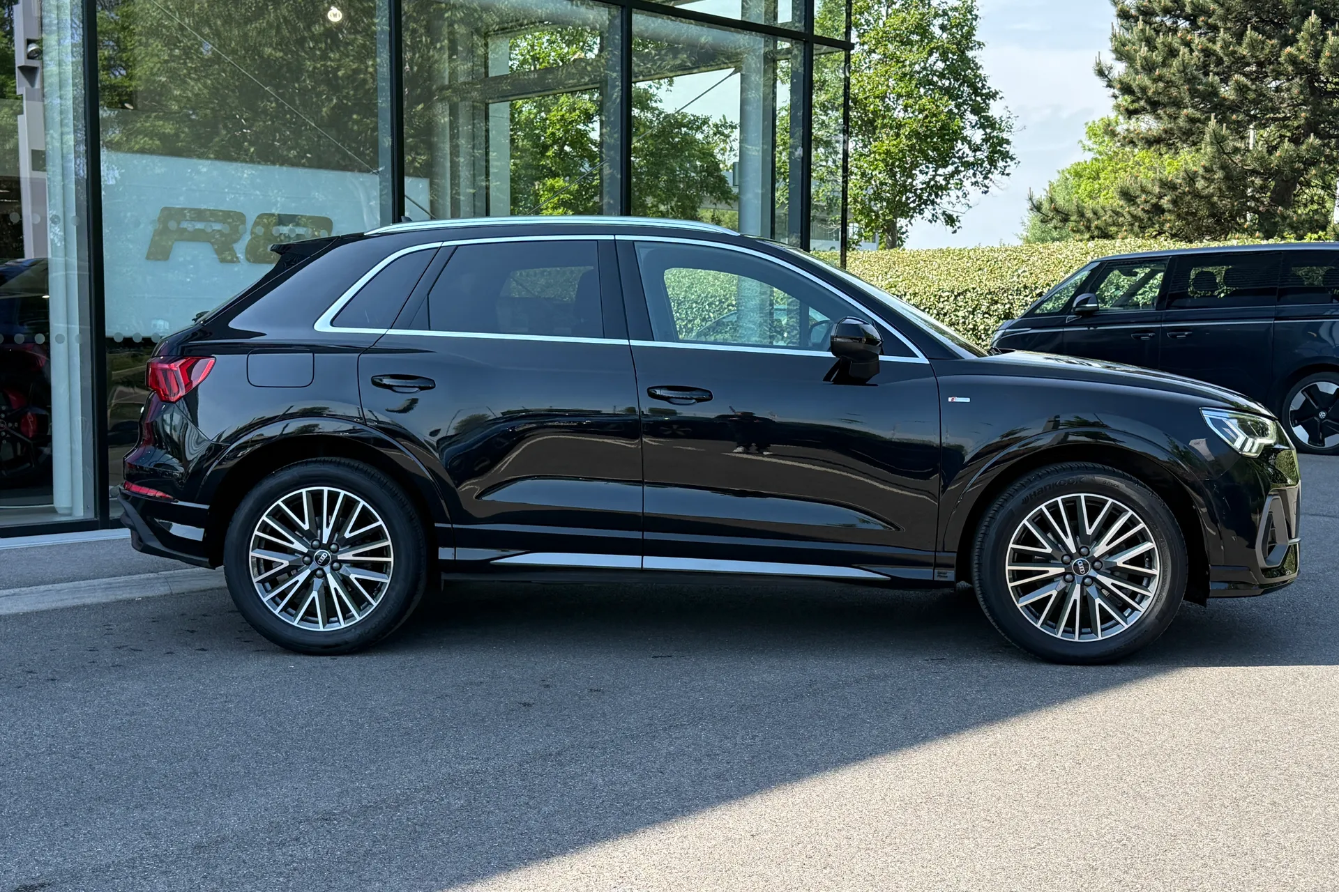Audi Q3 thumbnail image number 2