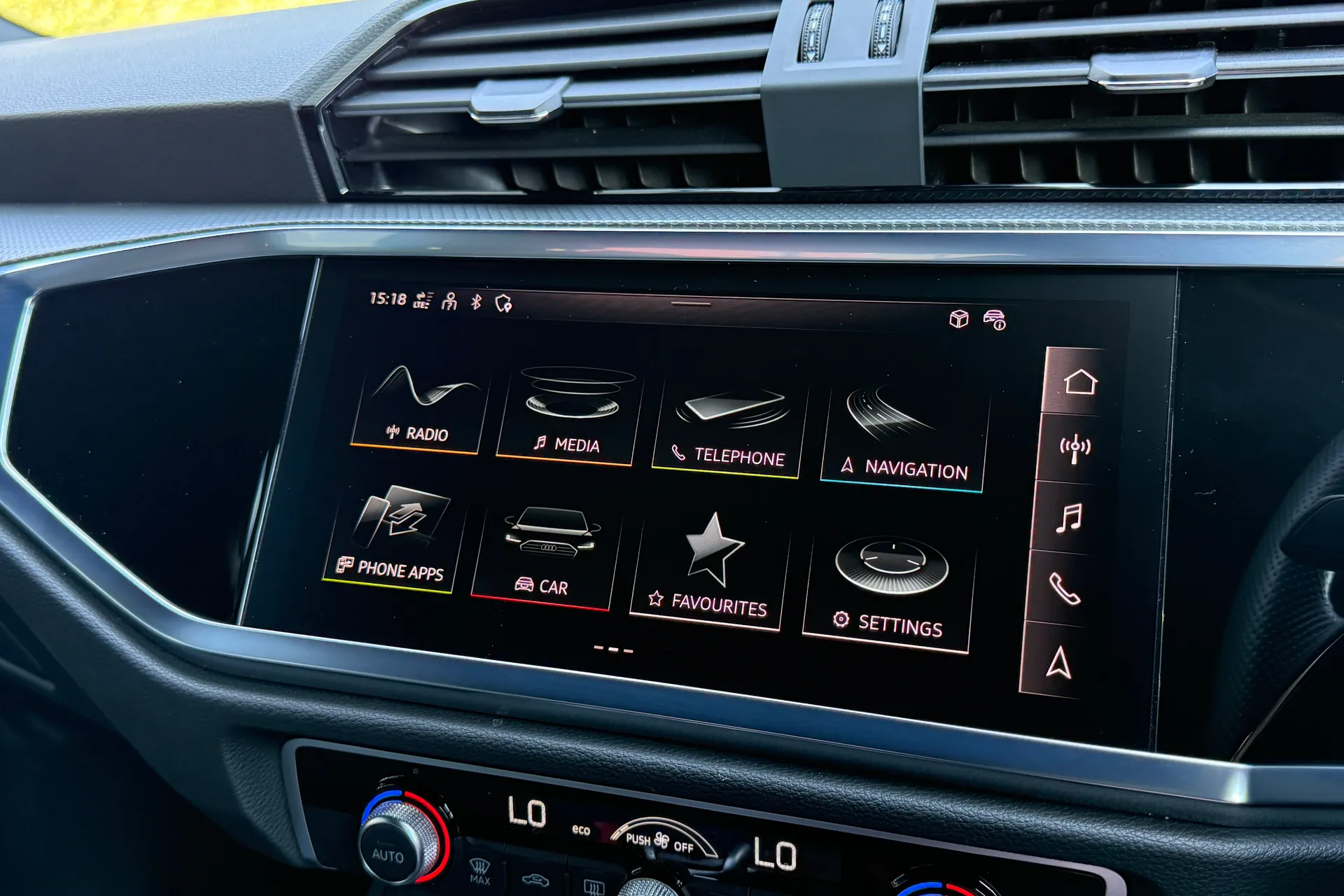 Audi Q3 thumbnail image number 20
