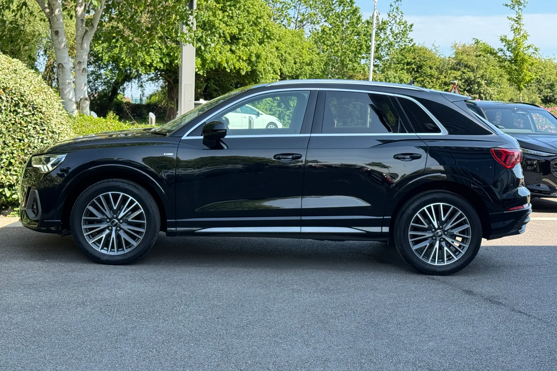 Audi Q3 thumbnail image number 17