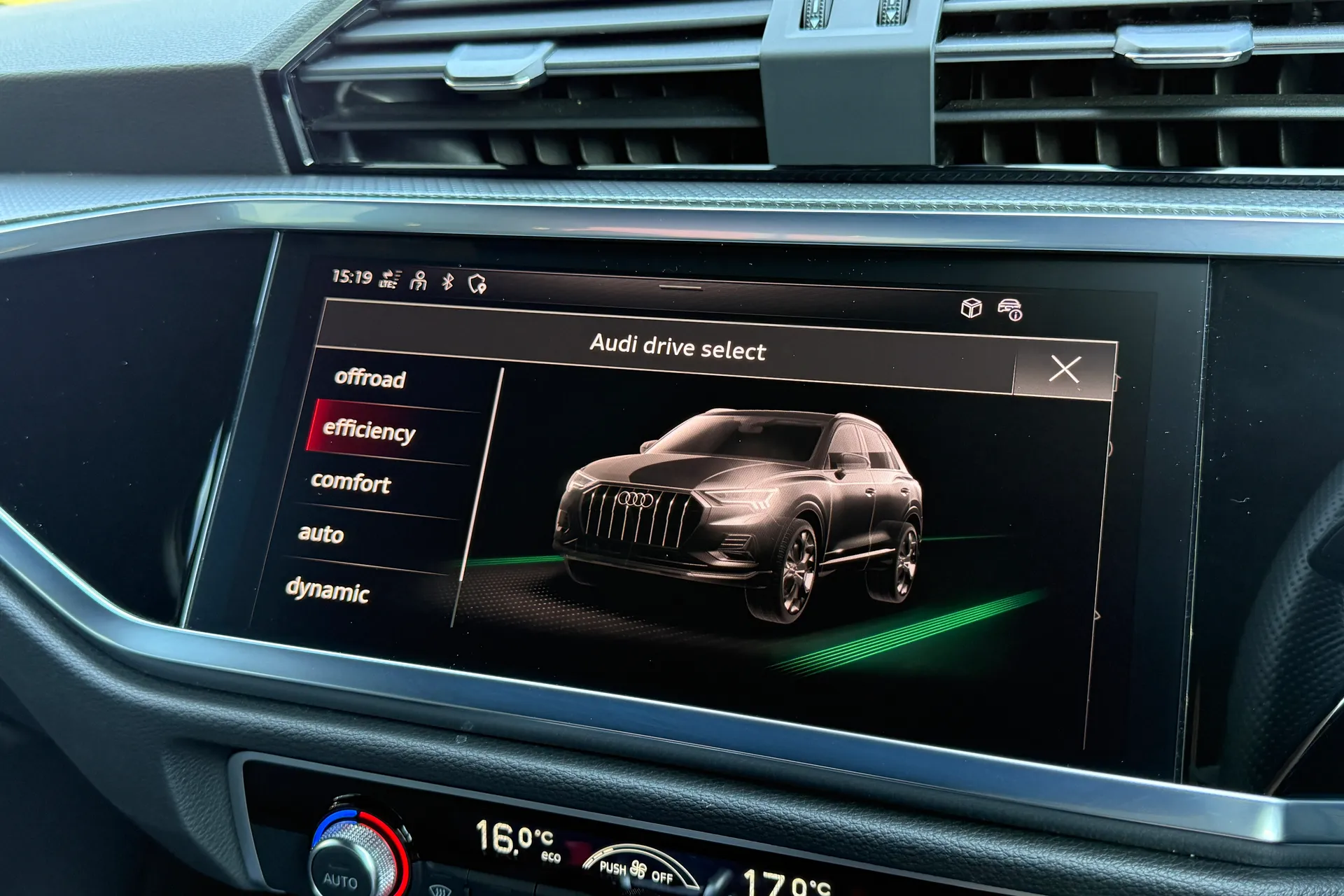 Audi Q3 thumbnail image number 16